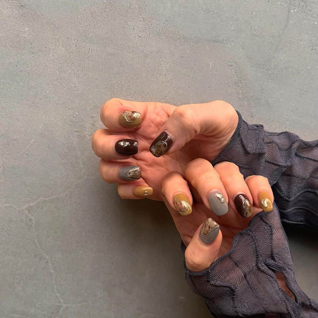 れもんえいみのインスタグラム：「. やっと大好きな 秋ネイル〜🍄 転けたりぶつかったりで 折れすぎるから いつもより短めに。 折れんなよ、爪も心もな。」