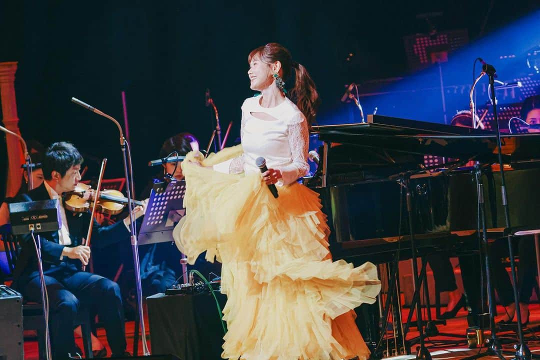 唐沢美帆のインスタグラム：「🎼  「AniLove KYOTO presents  TRUE Orchestra Concert 2023  Supported by Buckskin」 @ロームシアター京都   【お衣装について】 戸村優香さんが作るお衣装は 私が"TRUE"らしくステージに立つために ほんの少しの勇気をくれる、魔法のアイテム。 私の感情と共に波打つ、不思議なドレスです ◡̈  styling @yukatomura_costume   【ヘアメイク】 最近のお仕事はどの現場もすべて NOBUさんにメイクをお願いしています。 いつも基本的にお任せしているのですが みんなが「ポニーテール似合う」と仰ってくれるので 夜公演では大人ポニーをリクエストしました♪ hair & make @nobu08080628no   #TRUEさん #唐沢美帆 #オーケストラコンサート #anime_eupho  #響けユーフォニアム  #ヴァイオレットエヴァーガーデン  #anime #anisong  #アニメソング #つるふく #つるめいく」