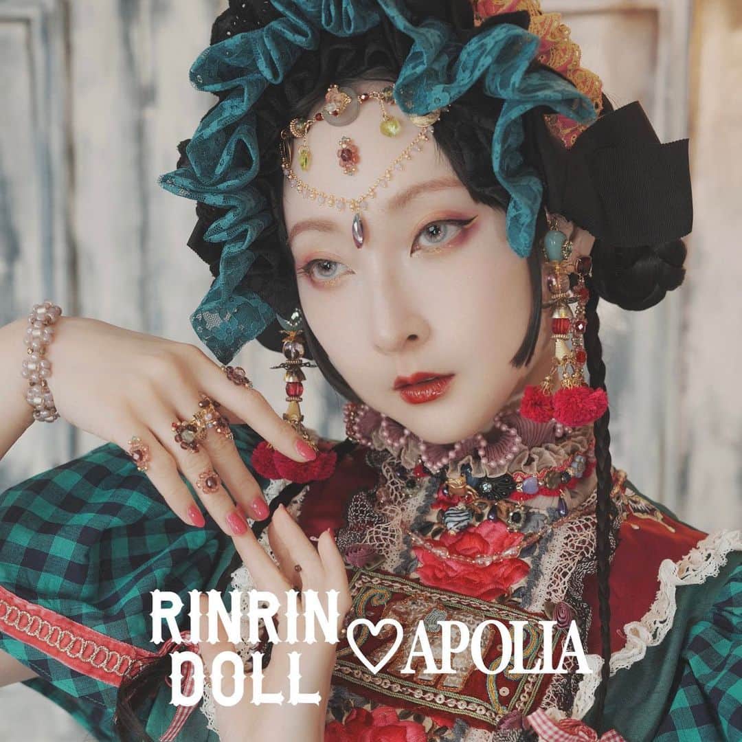 RinRinのインスタグラム：「💫🗝️𝐑𝐢𝐧𝐑𝐢𝐧 𝐃𝐨𝐥𝐥 ♡ 𝐀𝐏𝐎𝐋𝐈𝐀🗝️💫   ♥️アキュートガール2023♥️ 🥀11/1（水）～11/5（日） 🥀伊勢丹新宿店　本館6階催物場 🥀10〜20時 ＊最終日18:00 CLOSE  大好きの @apolia00  と私の @lumirevebyrinrin  一緒にコラボアイテムとフォトスポット作ります！ぜひ遊びに来てね🌟  My brand @lumirevebyrinrin  and my fav @apolia00 will have special collab items and a photo spot for everyone to enjoy! Please come by~🌟  ♥️acutegrrrl 2023 ♥️ 🥀Nov 1st - 5th! 🥀Shinjuku Isetan 6F 🥀10am - 8pm (*last day ~6pm)  アメリカ、ロサンゼルス出身、日本を拠点に活動しているロリィタモデル、クリエーター、シンガーで東京の独特のファッションに魅了され、世界へ向けて発信するRinRin DollのハンドメイドアクセサリーブランドのLumireveと架空の異国をイメージし、エキゾチックでシノワズリなアクセサリーを制作するAPOLIAのコラボレーションブランド。色んな小物で身につけて、ロリィタやかわいいファッションを楽しめる個展になってます。  Lolita fashion model, YT creator, and singer, RinRin Doll from Los Angeles and based in Tokyo, is collaborating through her handmade brand, Lumireve, with chinoiserie accessories maker APOLIA to create pieces fit for a fantasy world and showcase different lolita fashions.  We hope to encourage more kawaii expressions through playing with styling!  dress: @apolia00  photo: @ooxo  assistant: @yukophotography  hair＆makeup: @hk2711  accessories: @apolia00 @lumirevebyrin  direction: @apolia00 & rinrin   #rinrindoll #japan #tokyo #harajuku #japanesefashion #tokyofashion #harajukufashion #東京 #コーデ #今日のコーデ #原宿 #ootd」
