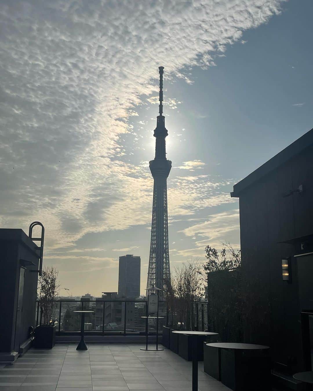 林愛莉さんのインスタグラム写真 - (林愛莉Instagram)「東京女子部貸し切り、OMO浅草by星野リゾート試泊パーティ🥂  都内でホカンス気分を味わえて素敵な週末になりました。  お部屋は寄席テイストで可愛くて、ルーフトップテラスからは浅草の夜景を堪能できて、和とモダンを一気に楽しめるのがよかったです。  パーティでの落語や早朝の浅草寺散歩など、浅草を感じて学べる体験ができたのもよかったです☺︎  女子部メンバーの方々とも交流できて嬉しかったー！また会いましょう💐  #omo3浅草 #omo_hotels #星野リゾート #東京女子部 @tokyo_joshibu @omo_hotels」10月8日 21時39分 - rinairi_0127