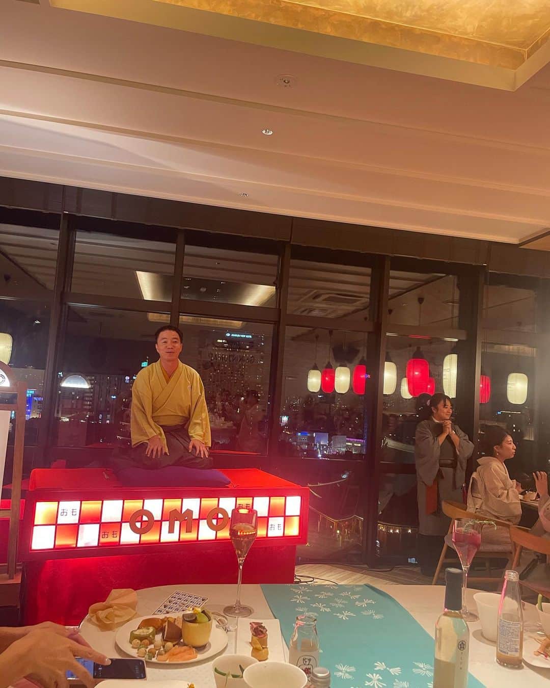 林愛莉さんのインスタグラム写真 - (林愛莉Instagram)「東京女子部貸し切り、OMO浅草by星野リゾート試泊パーティ🥂  都内でホカンス気分を味わえて素敵な週末になりました。  お部屋は寄席テイストで可愛くて、ルーフトップテラスからは浅草の夜景を堪能できて、和とモダンを一気に楽しめるのがよかったです。  パーティでの落語や早朝の浅草寺散歩など、浅草を感じて学べる体験ができたのもよかったです☺︎  女子部メンバーの方々とも交流できて嬉しかったー！また会いましょう💐  #omo3浅草 #omo_hotels #星野リゾート #東京女子部 @tokyo_joshibu @omo_hotels」10月8日 21時39分 - rinairi_0127