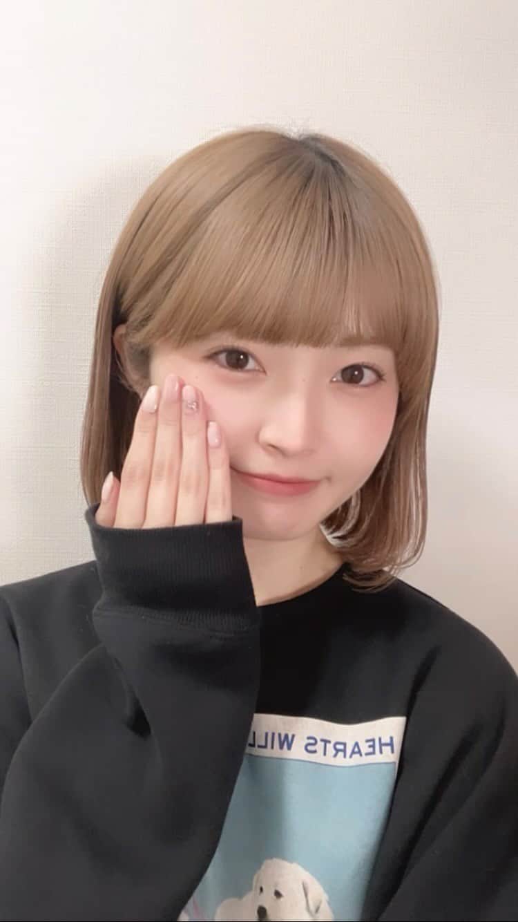 末原玲衣のインスタグラム：「カニやネイルを見せる配信🦀」