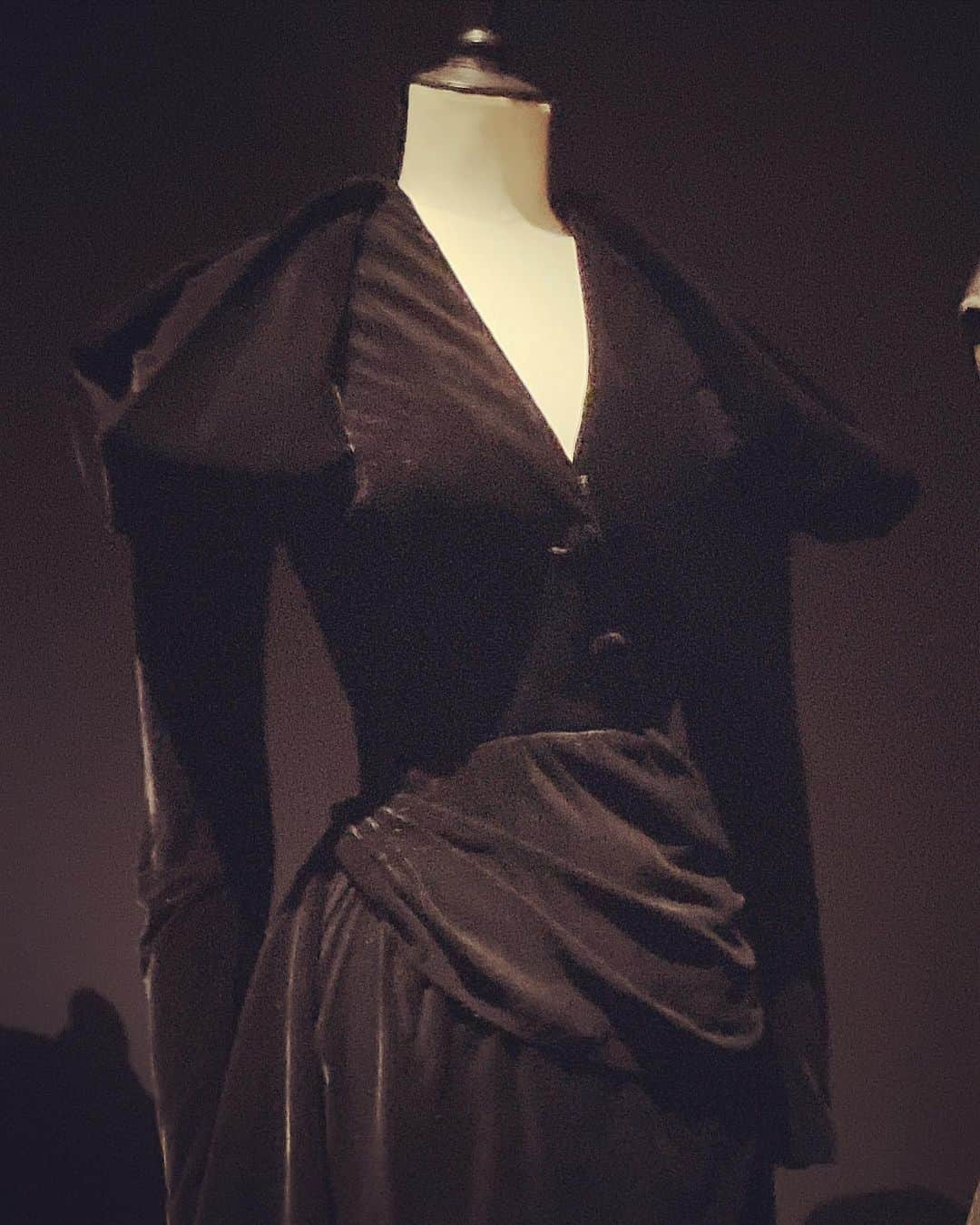 大森美希さんのインスタグラム写真 - (大森美希Instagram)「Azzedine Alaïa, Couturier Collectionneur : Exhibition at Palais Galliera    The legendary Couturier, Azzedine Alaïa was a big collector of haute couture & contemporary garments of over 20,000 pieces. This exhibition exposed an incredible 140 of those pieces, including Worth, Jeanne Lanvin, Jean Patou, Cristóbal Balenciaga, Madame Grès, Gabrielle Chanel, Madeleine Vionnet, Elsa Schiaparelli and Christion Dior.   立体裁断のマエストロ、アズディン・アライアが生前に購入した19世紀後半から現代の歴史的デザイナー達のオートクチュール作品やコンテンポラリー作品2万点の中から140点の素晴らしい作品をパリ、ガリエラ美術館で展示。ワース、ランバン、パトゥ、ポワレ、マダム グレ、バレンシアガ、スキャパレリ、ディオールなどの作品を近くで見ることが出来る夢のエキシビジョン。ファッションを勉強している方とファッションの歴史が知りたい方には是非見ていただきたいです。  @mirenarzalluz  @palaisgallieramuseedelamode   #palaisgalliera #azzedinealaia #azzedinealaiacouturiercollectionneur #paris #fashion #mode #hautecouture #worth #jeanpatou #jeannelanvin #madamegres #paulpoiret #madeleinevionnet #elsaschiaparelli #cristobalbalenciaga   #アライア #ガリエラ美術館 #パリ #オートクチュール #クチュリエ #モード #ファッション #ファッション史 #デザイナー #ファッションデザイナー」10月8日 21時48分 - mikiomori_