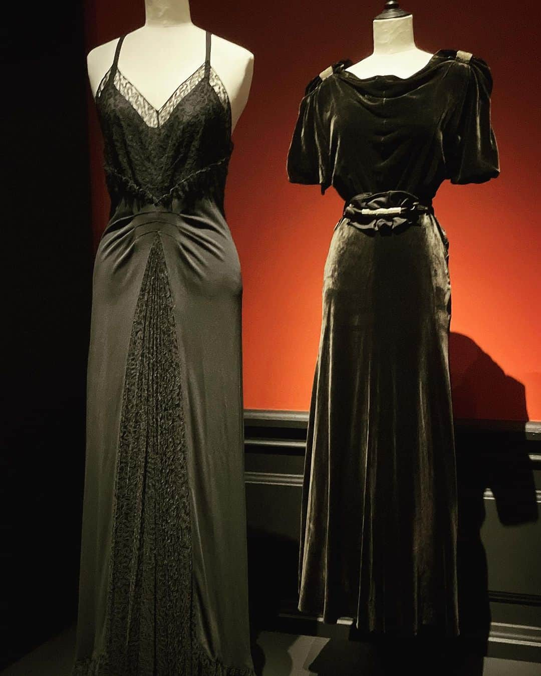 大森美希さんのインスタグラム写真 - (大森美希Instagram)「Azzedine Alaïa, Couturier Collectionneur : Exhibition at Palais Galliera    The legendary Couturier, Azzedine Alaïa was a big collector of haute couture & contemporary garments of over 20,000 pieces. This exhibition exposed an incredible 140 of those pieces, including Worth, Jeanne Lanvin, Jean Patou, Cristóbal Balenciaga, Madame Grès, Gabrielle Chanel, Madeleine Vionnet, Elsa Schiaparelli and Christion Dior.   立体裁断のマエストロ、アズディン・アライアが生前に購入した19世紀後半から現代の歴史的デザイナー達のオートクチュール作品やコンテンポラリー作品2万点の中から140点の素晴らしい作品をパリ、ガリエラ美術館で展示。ワース、ランバン、パトゥ、ポワレ、マダム グレ、バレンシアガ、スキャパレリ、ディオールなどの作品を近くで見ることが出来る夢のエキシビジョン。ファッションを勉強している方とファッションの歴史が知りたい方には是非見ていただきたいです。  @mirenarzalluz  @palaisgallieramuseedelamode   #palaisgalliera #azzedinealaia #azzedinealaiacouturiercollectionneur #paris #fashion #mode #hautecouture #worth #jeanpatou #jeannelanvin #madamegres #paulpoiret #madeleinevionnet #elsaschiaparelli #cristobalbalenciaga   #アライア #ガリエラ美術館 #パリ #オートクチュール #クチュリエ #モード #ファッション #ファッション史 #デザイナー #ファッションデザイナー」10月8日 21時48分 - mikiomori_