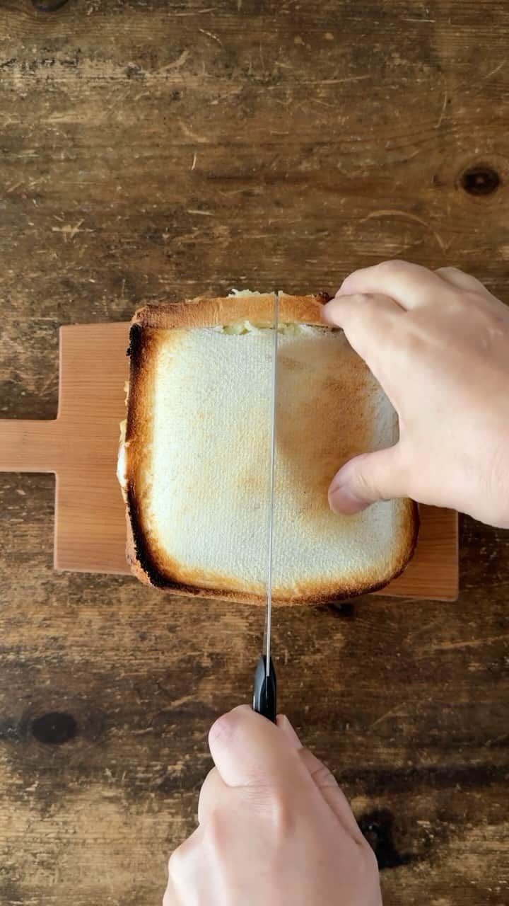 のインスタグラム：「ちょっと詰め込み過ぎたホットサンド Toasted sandwich #yummy #homemade #healthy #sandwich #potato #egg #おいしい #ホットサンド #サンドイッチ #じゃがいも #卵 #マカロニメイト #フーディーテーブル #手作り  下から→8枚切り食パン＋マヨネーズ＋粒マスタード、チーズ、マッシュドポテト、ハム、玉ねぎ、トマト、ピーマン、ゆでたまご、マッシュドポテト、8枚切り食パン＋マヨネーズ＋粒マスタードなど マッシュドポテト→じゃがいも(蒸すか茹でるか電子レンジ)、牛乳で好きな固さにする、バター少し、塩胡椒など 2 thin-slices sandwich bread with mayonnaise and mustard, cheese, mashed potatoes, ham, onion, tomato, green peppers, boiled egg… Mashed potatoes… potatoes(steam or boil or microwave), milk, butter, salt and pepper…  ピーマン入れるとサブウェイっぽい感じ🤤 生っぽいピーマンが苦手なら事前に電子レンジ20秒しとけばグッドです  ホットサンドの網 @aux.co.ltd #グリルホットサンドメッシュ」