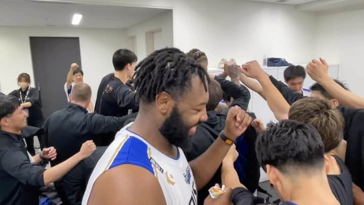 のインスタグラム：「2023-24シーズン初勝利。  ライアン・リッチマンHC B.LEAGUE初勝利！  #ガチ #シーホース三河 #Bリーグ #シーホース #seahorsesmikawa #BLEAGUE #バスケットボール #バスケ #basketball #三河」