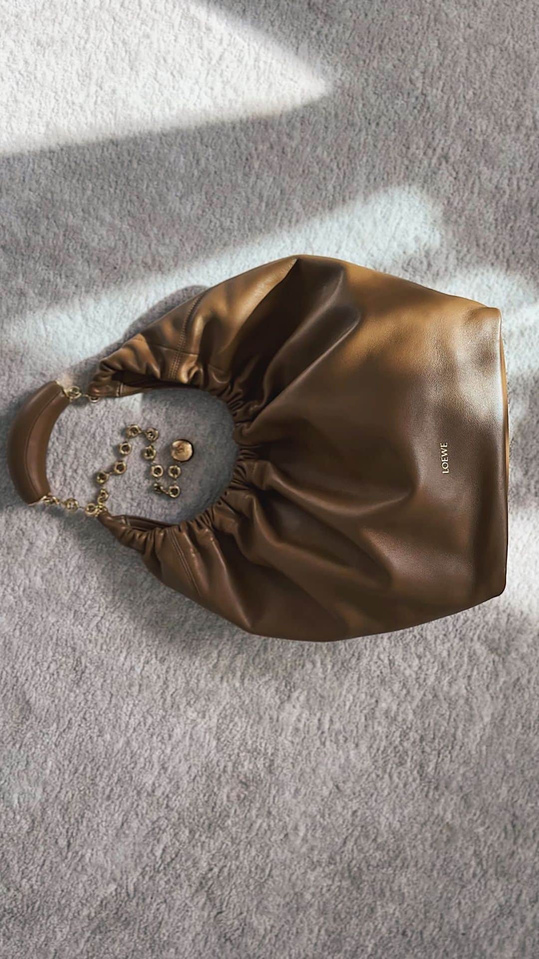 sananasのインスタグラム：「@loewe Squeeze bag is definitely an addiction 👀Mon sac préféré pour la saison. De quoi mettre toute ma maison dedans 👌🏻😃  #Loewe  #Squeezebag #LoeweSqueeze」