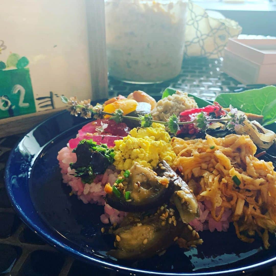 望月一花のインスタグラム：「ずっと行きたかった @tokyo_permaculture_lunch に 行ってきました💖  #プラントベース で#オーガニック に 都会のど真ん中の屋上で育てた食物を使い、色鮮やかに美しく、ひとつひとつ丁寧に作られたお食事🍽🌿  噛み締めるたびにじわっと滋味溢れ 愛を感じるごはんでした🥰  メニュー詳細は @veggydarling にて。  #NVC 大先輩のまほうつかい @fujii.remi さんにも偶然お会い出来たり、 #tokyartfarm #東京ビエンナーレ2023 のお話を 近藤ヒデノリさんから直接伺うことができたりと なんだかとっても充実したランチタイムを過ごせました💖  屋上で実際にトランクケースに植えているものもあって、 （旅行者の放置したスーツケースが問題になっているためサスティナブルにプランターにするという取り組みだそうな）  私は中学時代に、地元安曇野にある#シャロムヒュッテ に出会い、それから普通に身近にあった#パーマカルチャー という エコな生き方を、こうして直に活動やアートに昇華して 都会でも発信し続けてくださっているみなさんに、 とても感銘を受け心強さを感じた。  まず自分がやることも もちろん大切なのだけど それだけで終わりじゃなくて 発信することの大切さ 続けることの大切さ 周りを巻き込んで仲間を作って ムーブメントにしていく大切さ  ひしひしと感じました。  楽しくやっていれば気づいたら 周りにそういう人が増えてた、 というのもあるのだけど  行動は何よりも、強い。 手探りでも実践し続けることだな、と また刺激をいただいたのでした🎀」
