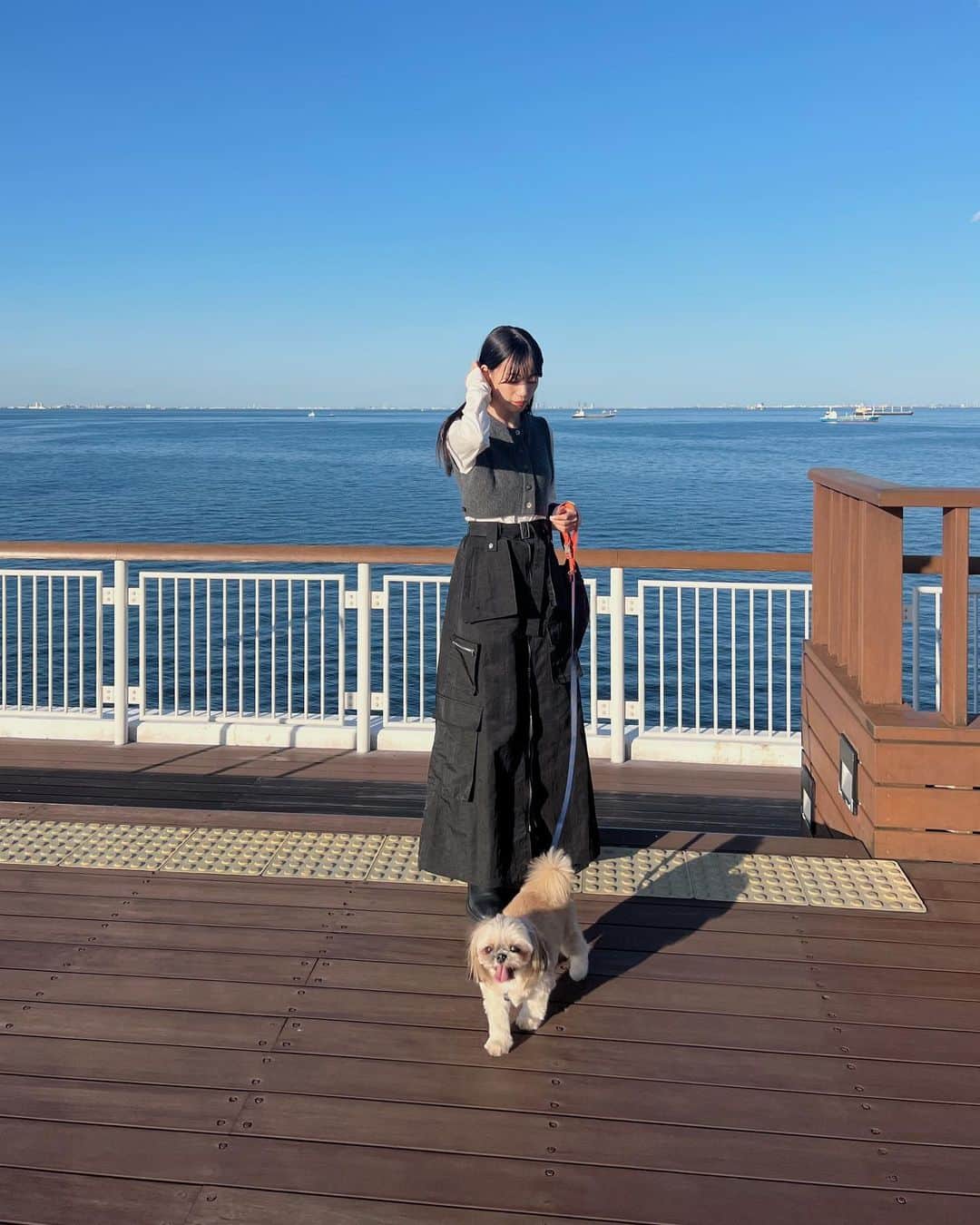 佐藤里緒菜のインスタグラム：「_ 旅2日目のお洋服 zip cargo skirt 〰️ ポケットたくさんだからエチケット袋とか ウェットティッシュとか詰め込めて便利すぎた🐕 @marte_vintage」