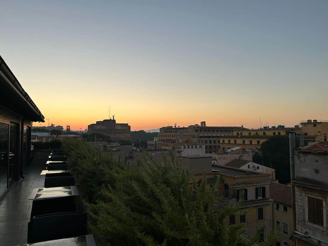 中岡由佳さんのインスタグラム写真 - (中岡由佳Instagram)「❇︎ 朝7時過ぎの屋上テラスからの眺め。Borgo Pio Aparthotelでの朝食はバチカン市国のサンピエトロ大聖堂を見て、朝日を浴びて、大袈裟な言い方になるけれど、改めて生きている事の幸せを感じる。 サンタンジェロ城とテヴェレ川沿いに、日曜日の朝の町歩き。  @trianonborgopio  #CastelSantAngelo #サンタンジェロ城 #PonteSantAngelo #サンタンジェロ橋 #Tevere #テヴェレ川 #Roma #ローマ #StatodellaCittàdelVaticano #バチカン市国 #Italy #イタリア」10月8日 21時46分 - yuka_nakaoka