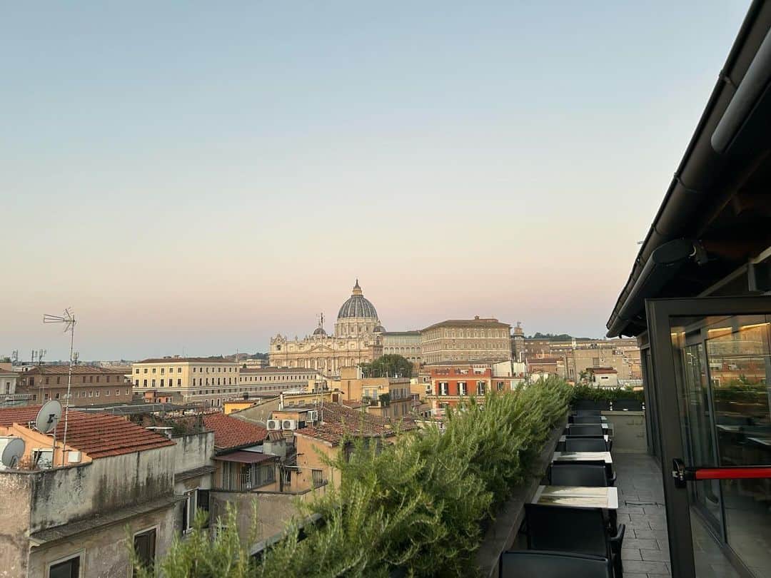 中岡由佳のインスタグラム：「❇︎ 朝7時過ぎの屋上テラスからの眺め。Borgo Pio Aparthotelでの朝食はバチカン市国のサンピエトロ大聖堂を見て、朝日を浴びて、大袈裟な言い方になるけれど、改めて生きている事の幸せを感じる。 サンタンジェロ城とテヴェレ川沿いに、日曜日の朝の町歩き。  @trianonborgopio  #CastelSantAngelo #サンタンジェロ城 #PonteSantAngelo #サンタンジェロ橋 #Tevere #テヴェレ川 #Roma #ローマ #StatodellaCittàdelVaticano #バチカン市国 #Italy #イタリア」