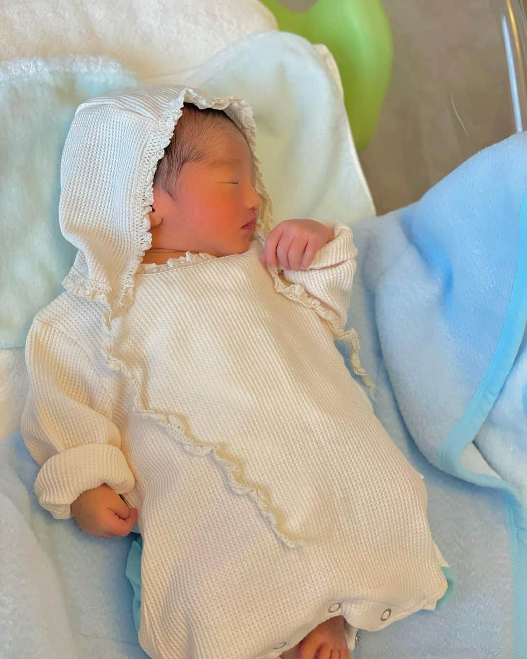 LIHOCOのインスタグラム：「baby boy justborn 🕊️  ──────────────  2023.10.4 (Wed) PM6:28 37w1d 2,634g /  49cm  ──────────────  第一子となる元気な男の子を 無事に出産しました 🕊️  とりいそぎストーリーにて報告しましたが たーーーくさんのDMが届きとても嬉しく 思っています😊ありがとうございます🌸  未知の世界の妊娠、出産🤰 ほんとーーにいつどうなるか 分からない毎日を過ごすのは怖かった。 旦那さんを始め両親や友達 周りの人の協力があったからこそ 無事に出産できたと改めて痛感しました😭✨️  会陰切開の傷跡や、新たなトラブルなど まだまだ身体はツライけれども 息子をこの手で抱きしめられる幸せが勝ち 入院生活も苦無く過ごせています🥰💕 入院も今日で終わり明日退院予定です😌  37w0dの10/3に破水し、18時間陣痛に耐えた 出産レポはまた載せれたらなあと思ってます🤣✊  これから4人家族での生活👨‍👩‍👦🐶 楽しみすぎてわくわくしてる！ 10月4日 🪽天使の日🪽に 産まれてきてくれた天使ちゃん👼 Thank you for being born to us.  loves you forever...♡」