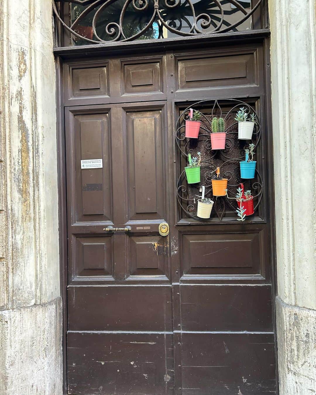 中岡由佳さんのインスタグラム写真 - (中岡由佳Instagram)「❇︎ ローマの町角。 自転車、扉のサボテン、窓の花、軍車両、ハートの目玉焼き、スーパーの小さなカート、ドッグポール、路地、グラスを持つ手、、等 心惹かれて思わずシャッターを切る。  #Roma #ローマ #Italy #イタリア」10月8日 21時57分 - yuka_nakaoka