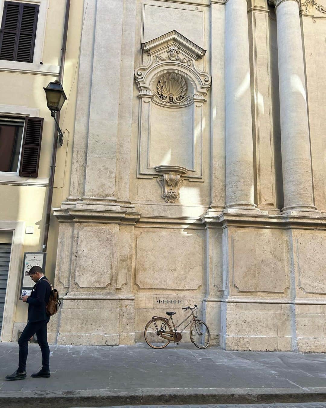 中岡由佳のインスタグラム：「❇︎ ローマの町角。 自転車、扉のサボテン、窓の花、軍車両、ハートの目玉焼き、スーパーの小さなカート、ドッグポール、路地、グラスを持つ手、、等 心惹かれて思わずシャッターを切る。  #Roma #ローマ #Italy #イタリア」