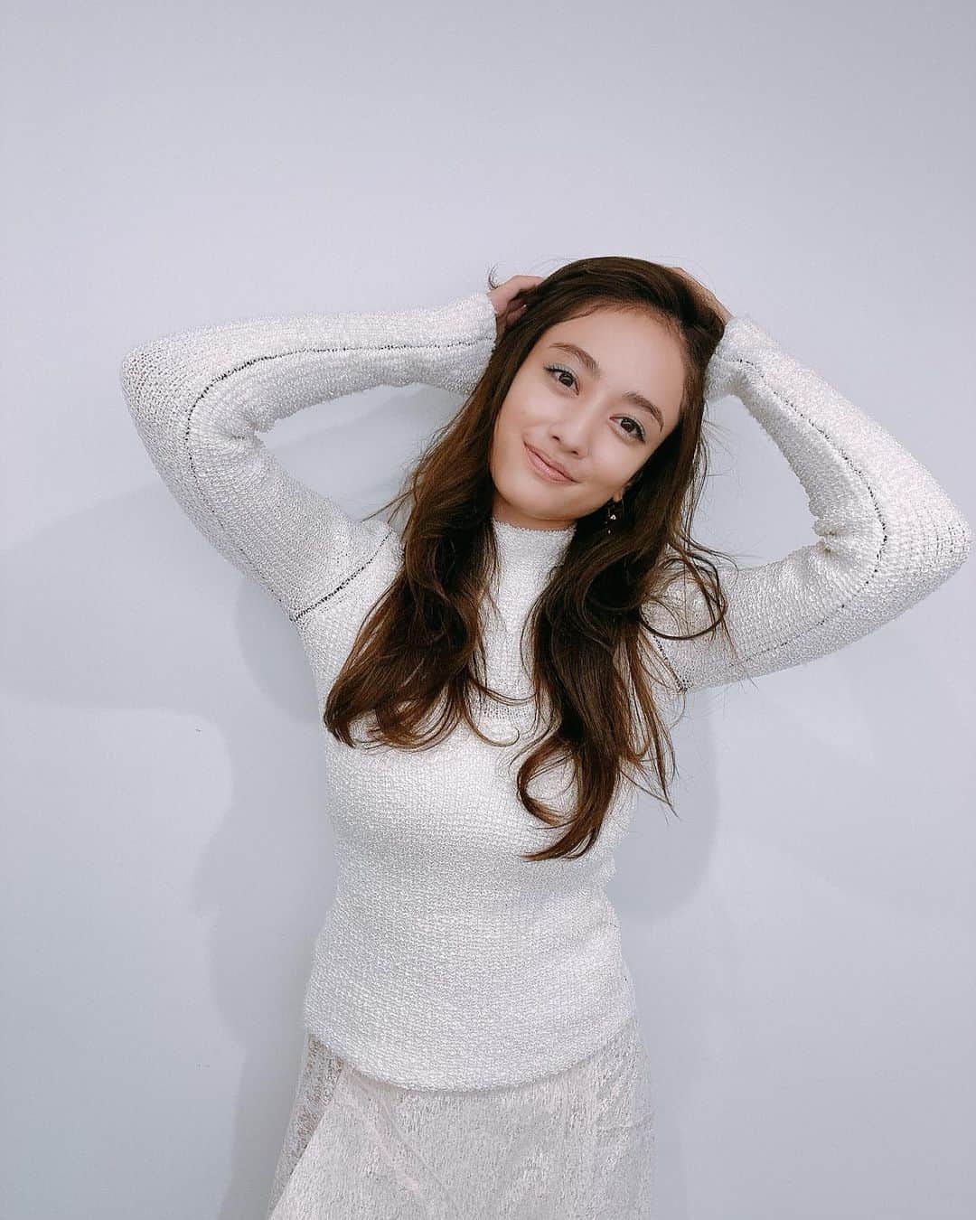 谷まりあさんのインスタグラム写真 - (谷まりあInstagram)「日本に戻ってきました☺️🇯🇵 また楽しみながらお仕事頑張ります♫  明日からまた1週間楽しい時間になりますように✨ いつもとは違った雰囲気のメイクでの撮影でした♪」10月8日 21時52分 - mariaaaa728
