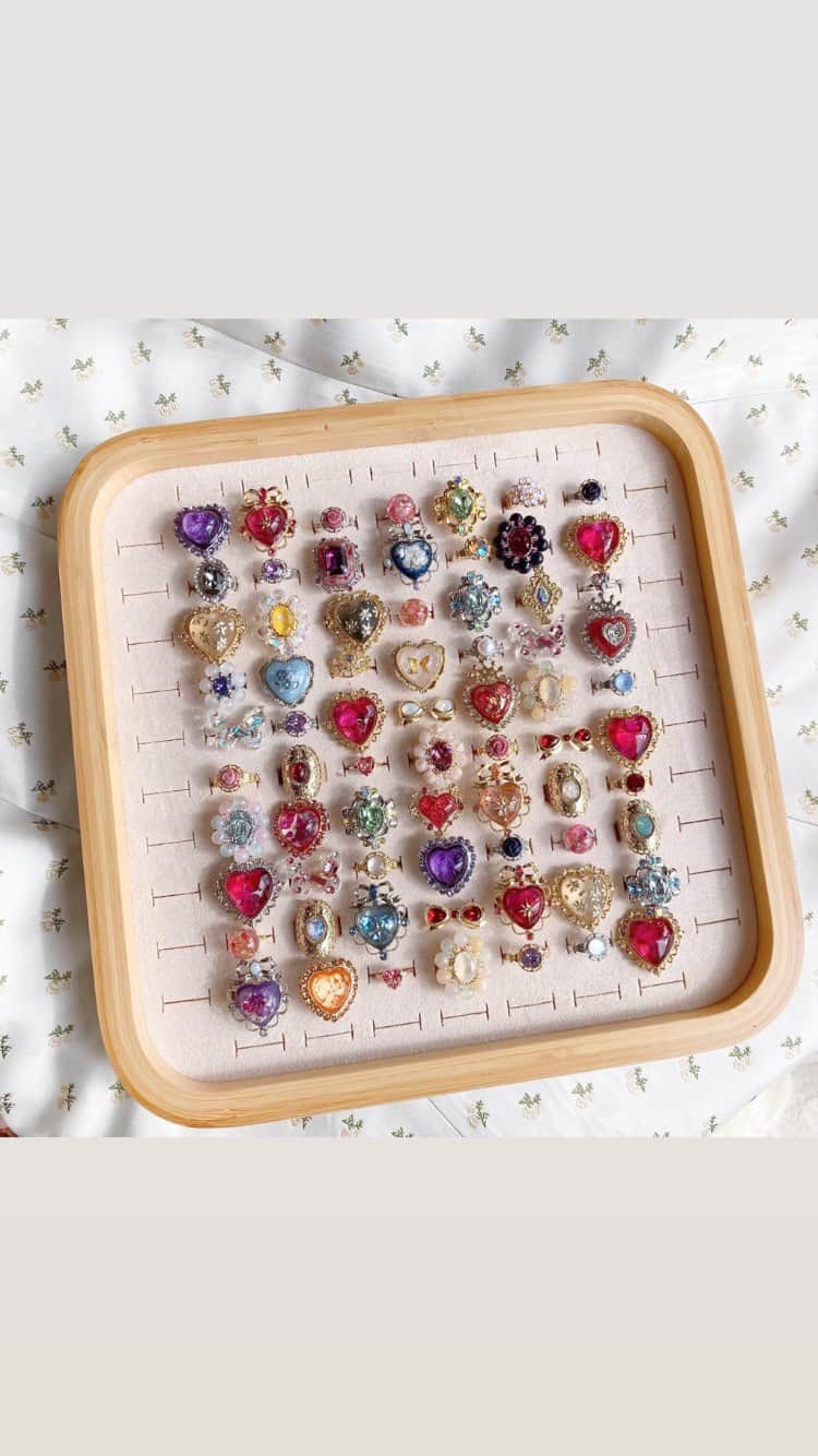 Fukiko-マルベリコのインスタグラム：「いろんな形と色のハンドメイドリングたち💖🌷💍  #ハンドメイドアクセサリー #キラキラ #💍 #ハンドメイド #指輪 #kawaii #handmadejewelry #ring #handmade #귀여워 #반지 #악세사리 #반짝반짝」