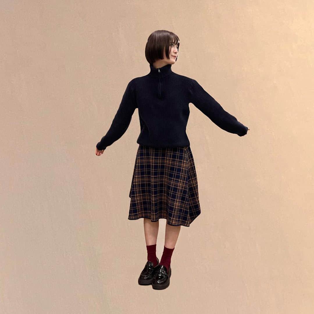 清宮レイのインスタグラム：「cozy outfit🍁🍂  sweater, shoes #uniqlo  skirt #dholic  socks #muji」