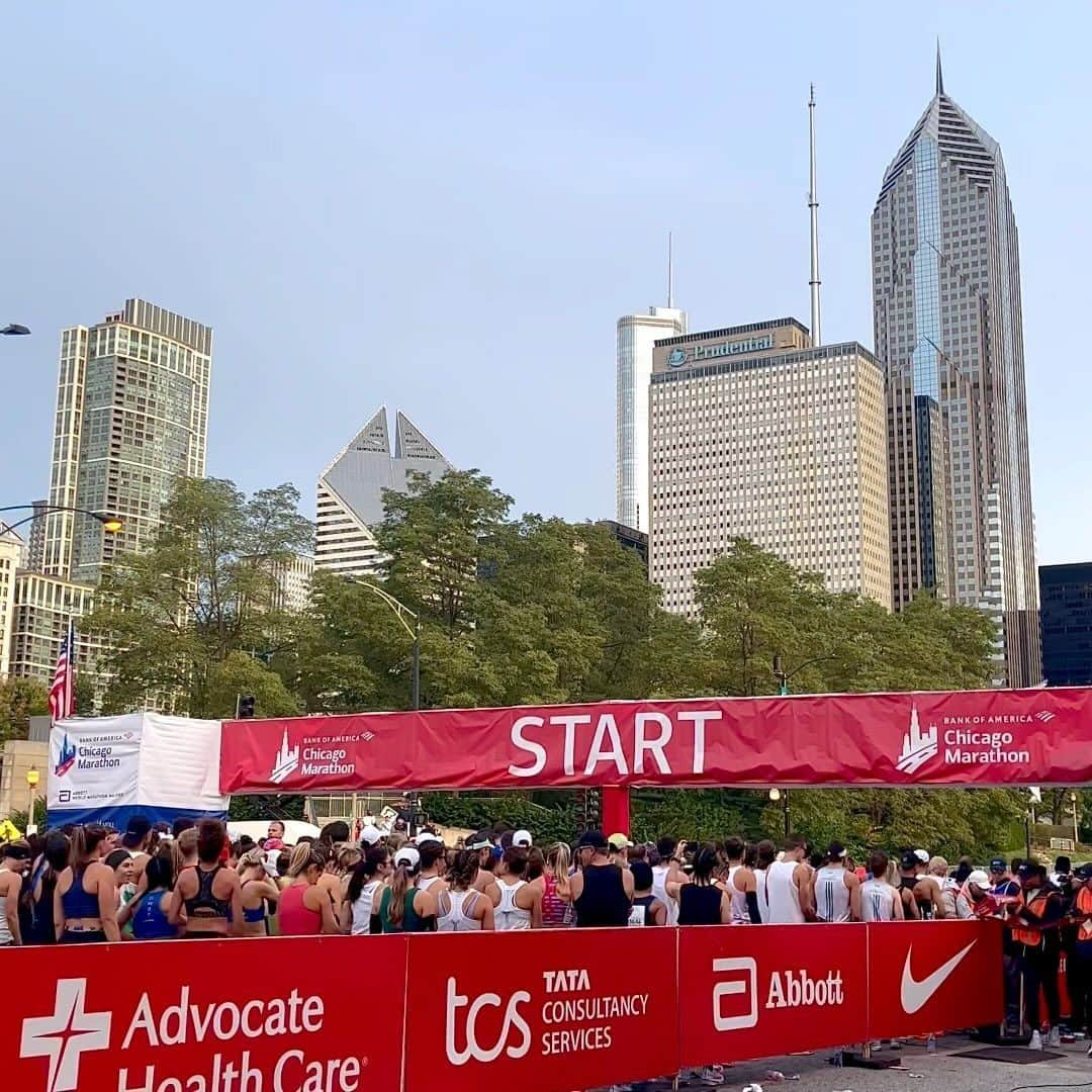 アボットジャパンのインスタグラム：「This is where dreams become reality. This is where health becomes more than a word. This is where you live life to its fullest.   This is the Bank of America @chimarathon, now underway. #AbbottWMM」