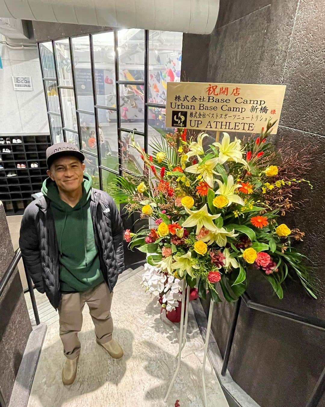 平山ユージさんのインスタグラム写真 - (平山ユージInstagram)「We open our 5th gym yesterday ✨✨🙌🙌🤩🍻🍻㊗️ Hope you’ll visit us soon🍻🍻㊗️  昨日、有り難く @urban_basecamp_shinbashi リニューアルオープンを迎えることが出来ました。  新橋店もまだ、全ての工事が完全には終わってはいないのですが、沢山のお客様を迎え、ご挨拶もさせて頂け新しい新橋店の幕明けを実感しています。  東村山店もそうですが、新橋店もオープニングには元々通われていた皆様に沢山お越しいただきました。もちろん新規の方やBase Campからのお客様もいらっしゃっいますが、聞こえてくる会話から、圧倒的に元々の常連さん達が、多いと明らかに感じました。  それから、新橋店にこれから登りに行こうと思われている方には、お勧めの行き方があります✨🌺🌴 日比谷線の虎ノ門ヒルズ駅から新橋店に行かれることをお勧めします✨🌺🌴  駅からお店までの歩道がかなり広く、緑や花も多いので心地良い通い道となること間違いありません。  お店の居心地良さもありますが、通う道も大切ですよね🤩 また、新橋から歩くより若干近いと思います。ぜひ、試してみて下さい‼️‼️  @basecamponlineshop  @basecamp.import  @bc_mgmt  @thenorthfacejp  @beal.official  @carbongrip  @climbskinspain  @urban_basecamp_shinbashi  @basecamp_higashimurayama  @basecamp_tokyo_edogawabashi  @basecamp_tokyo_kinshicho  #shinbashi #toranomonhills #新橋　#新橋ボルダリング #虎ノ門ヒルズ #ボルダリング　#10月7日 #リニューアルオープン #neverstopexploring #tnfathletes #tnfjp #ザノースフェイス」10月8日 21時55分 - yuji_hirayama_stonerider