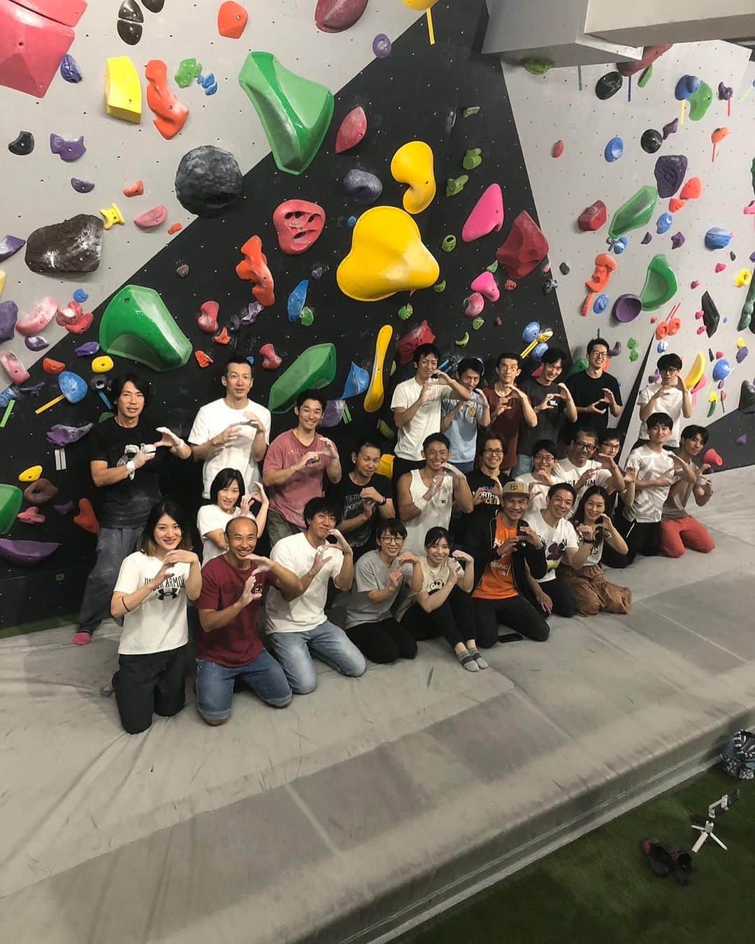 平山ユージさんのインスタグラム写真 - (平山ユージInstagram)「We open our 5th gym yesterday ✨✨🙌🙌🤩🍻🍻㊗️ Hope you’ll visit us soon🍻🍻㊗️  昨日、有り難く @urban_basecamp_shinbashi リニューアルオープンを迎えることが出来ました。  新橋店もまだ、全ての工事が完全には終わってはいないのですが、沢山のお客様を迎え、ご挨拶もさせて頂け新しい新橋店の幕明けを実感しています。  東村山店もそうですが、新橋店もオープニングには元々通われていた皆様に沢山お越しいただきました。もちろん新規の方やBase Campからのお客様もいらっしゃっいますが、聞こえてくる会話から、圧倒的に元々の常連さん達が、多いと明らかに感じました。  それから、新橋店にこれから登りに行こうと思われている方には、お勧めの行き方があります✨🌺🌴 日比谷線の虎ノ門ヒルズ駅から新橋店に行かれることをお勧めします✨🌺🌴  駅からお店までの歩道がかなり広く、緑や花も多いので心地良い通い道となること間違いありません。  お店の居心地良さもありますが、通う道も大切ですよね🤩 また、新橋から歩くより若干近いと思います。ぜひ、試してみて下さい‼️‼️  @basecamponlineshop  @basecamp.import  @bc_mgmt  @thenorthfacejp  @beal.official  @carbongrip  @climbskinspain  @urban_basecamp_shinbashi  @basecamp_higashimurayama  @basecamp_tokyo_edogawabashi  @basecamp_tokyo_kinshicho  #shinbashi #toranomonhills #新橋　#新橋ボルダリング #虎ノ門ヒルズ #ボルダリング　#10月7日 #リニューアルオープン #neverstopexploring #tnfathletes #tnfjp #ザノースフェイス」10月8日 21時55分 - yuji_hirayama_stonerider