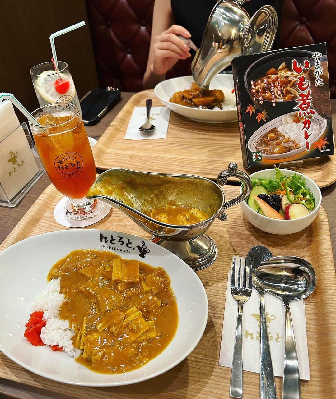 KagitaYukikoさんのインスタグラム写真 - (KagitaYukikoInstagram)「🍛✨　 カレー好きさん必見🤩　  日本のご当地カレーを 購入❤︎ お店で食べれちゃう😋♪♪  お洒落なカフェ☕️🍰 ＊れとろと＊  さんへ♡♡ 麗しのじゅみちゃまと 行って参りました♪♪  こちらのお店🍹 前にスィーツ食べに入って 入り口にカレーが たくさんあったから すごい気になってたの💕  @retroto_osaka  全国各地のご当地 レトルトカレー100種類以上、 その他レトルト含め 約160種類の品揃えの中から 購入・イートインが出来るお店✨🍛  私はこの中から ゆばカレーをセレクト🍛♡♡ ☺️♪♪  ティーソーダも いい感じにうまうま💕  じゅみちゃまは、 やまがたいも煮カレー とレモンスカッシュ🍋  里芋が入ってる いも煮カレーもすんごい 美味しそう😆💕  ゆばカレーは 甘めなルーに♡♡ たっぷり大きなゆばが ゴロゴロ入ってて もう最高ですッ😍♪♪  他にもご当地カレー 気になるの盛りだくさんで 通うの楽しいお店 ですねッ😍♪♪   #PR @retroto_osaka  #れとろと  #ご当地レトルトカレー  #あべのカフェ  #あべのランチ  #あべの喫茶店  #天王寺ランチ #ゆばカレー　 #やまがたいも煮カレー」10月8日 21時56分 - mermaid.yukinko