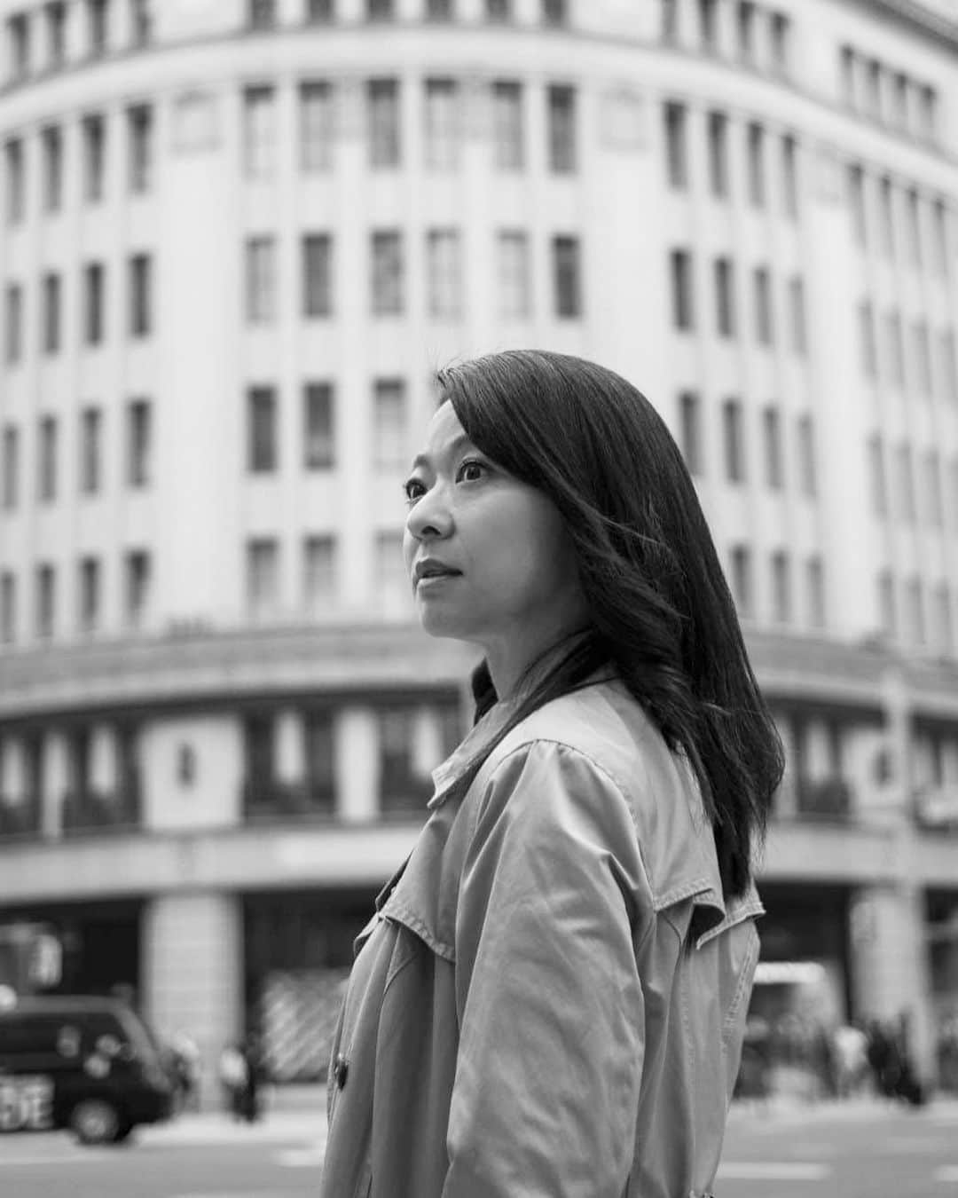 結城さなえのインスタグラム：「photo by @kimunao   すっかり秋めいてきましたね🍁  食欲が止まらないのは秋のせいですよね。 ですよね。ね。  #写真 #女優 #結城さなえ #カメラ #撮影　#木村直軌 さん #モノクロ　#白黒 #銀座　#トレンチコート #ginza #tokyo #photo #shooting  #photography  #monochrome  #camera #profile #actress  #yuukisanae #naokikimura」