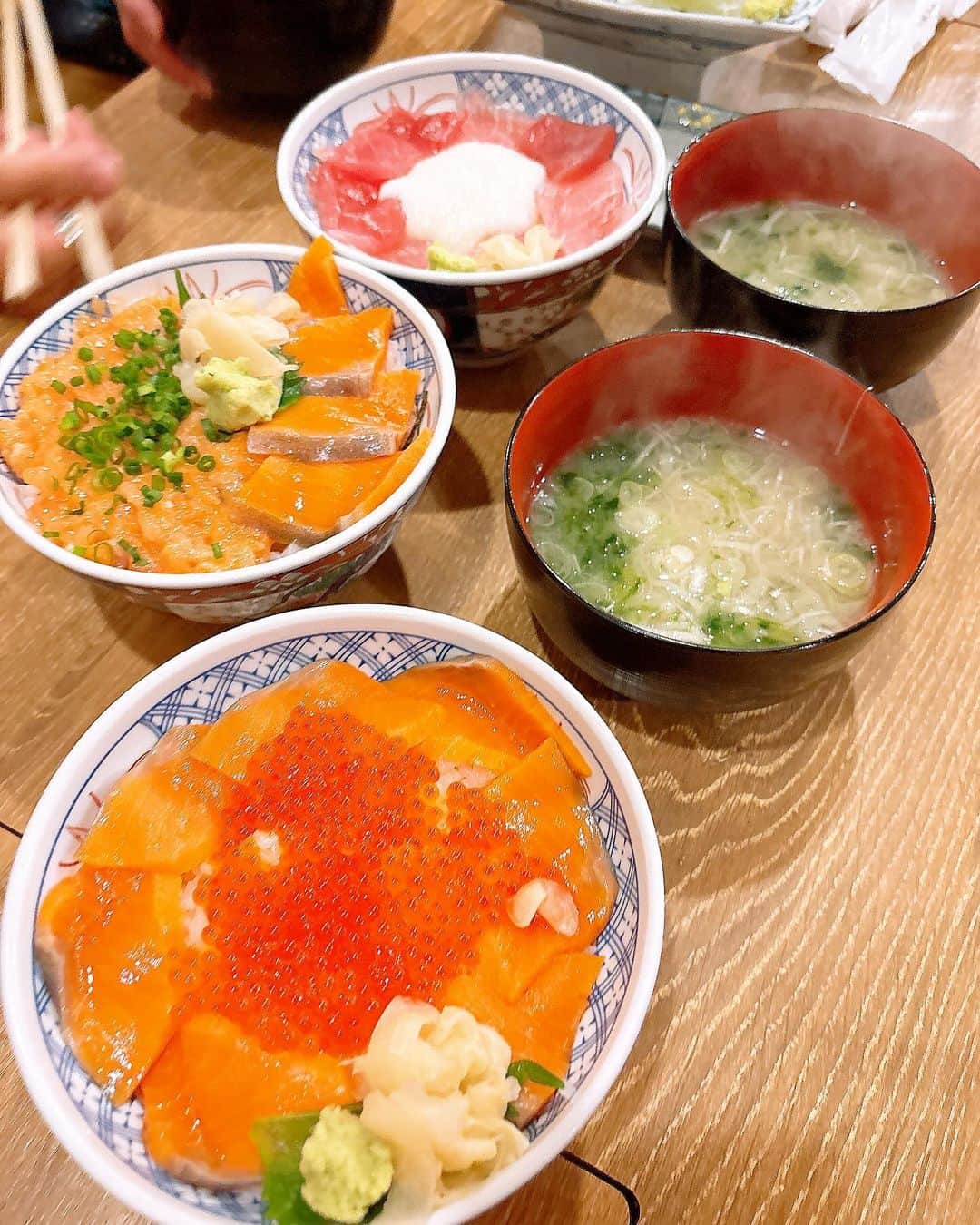のインスタグラム：「【NEWSの20周年コンサートに行ってきました〜！！】  横浜アリーナのコンサートが終わって、海鮮丼です🤣🤣🤣✨✨✨  寒かったのでみんなでお味噌汁です♨️♨️♨️  20周年コンサート、感動しました〜😢😢😢北海道のコンサートも行ったんだけど、今回の横浜アリーナのコンサートは3人のメッセージに元気もらいました〜🥹🥹🥹  12月に東京ドームコンサートもあるしね、みんなでパワーチャージできました🤩🤩🤩  NEWS最高〜😍😍😍  #みきママ　#news #20周年 #コンサート #海鮮丼 #お味噌汁」