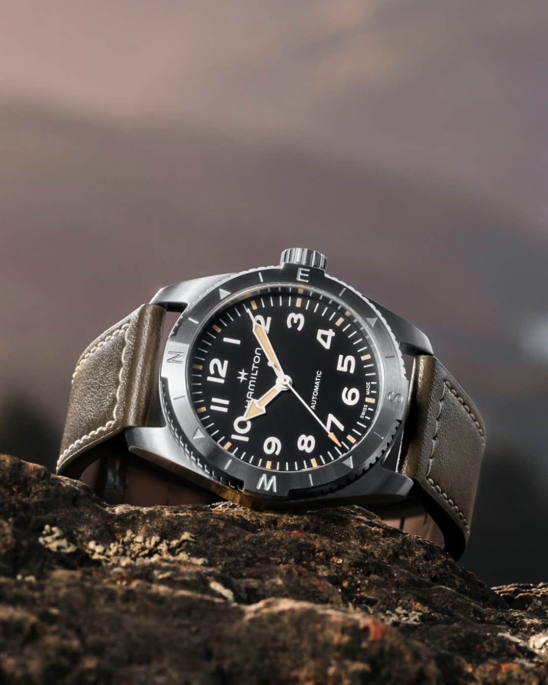 Hamilton Watchさんのインスタグラム写真 - (Hamilton WatchInstagram)「Made for modern-day pioneers, the Khaki Field Expedition proves itself as an ultra-reliable tool when you’re out in the wild, thanks to its 80-hour power reserve and 10 bar (100m) water resistance.  #hamiltonwatch #stepoutside #expedition #new #adventureawaits」10月8日 22時00分 - hamiltonwatch
