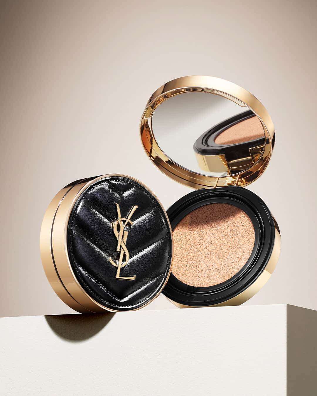 Yves Saint Laurent Beautyさんのインスタグラム写真 - (Yves Saint Laurent BeautyInstagram)「Unlock luminous matte skin with LE CUSHION ENCRE DE PEAU. Infused with the power of Jasmine Flower extract for intense hydration.    #YSLBeauty #LeCushion #입생로랑뷰티」10月8日 22時00分 - yslbeauty