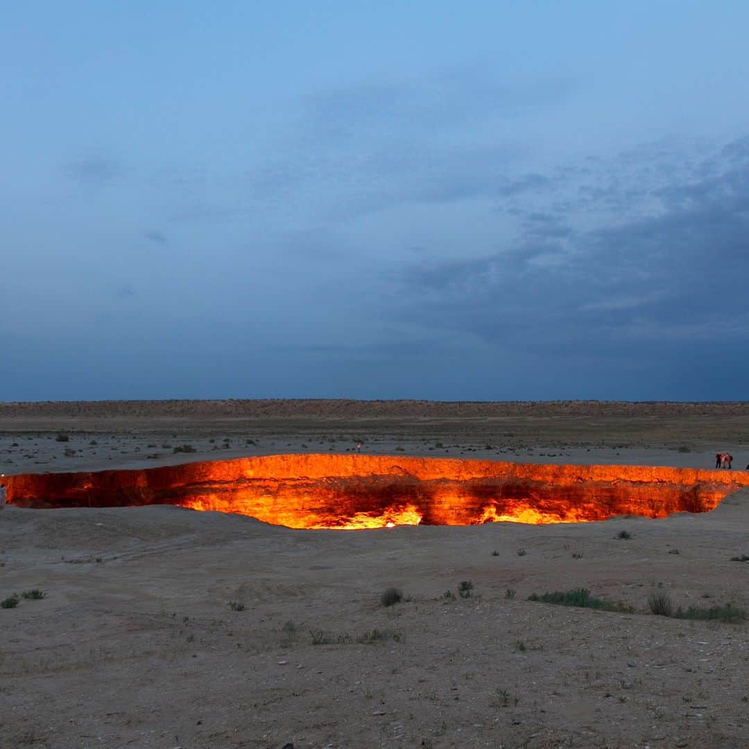 Discoveryさんのインスタグラム写真 - (DiscoveryInstagram)「What opened this so-called "Door to Hell"? 🔥  This bizarre 230-foot-wide, flame-spewing crater in central #Turkmenistan is shrouded in mystery. It was formed and set ablaze - thanks to abundant natural gas reserves - sometime between the 1960s and 1980s, but experts disagree on what caused it and how to successfully put out the inferno. It burns continuously to this day.   #DarvazaGasCrater #Mystery」10月8日 22時00分 - discovery