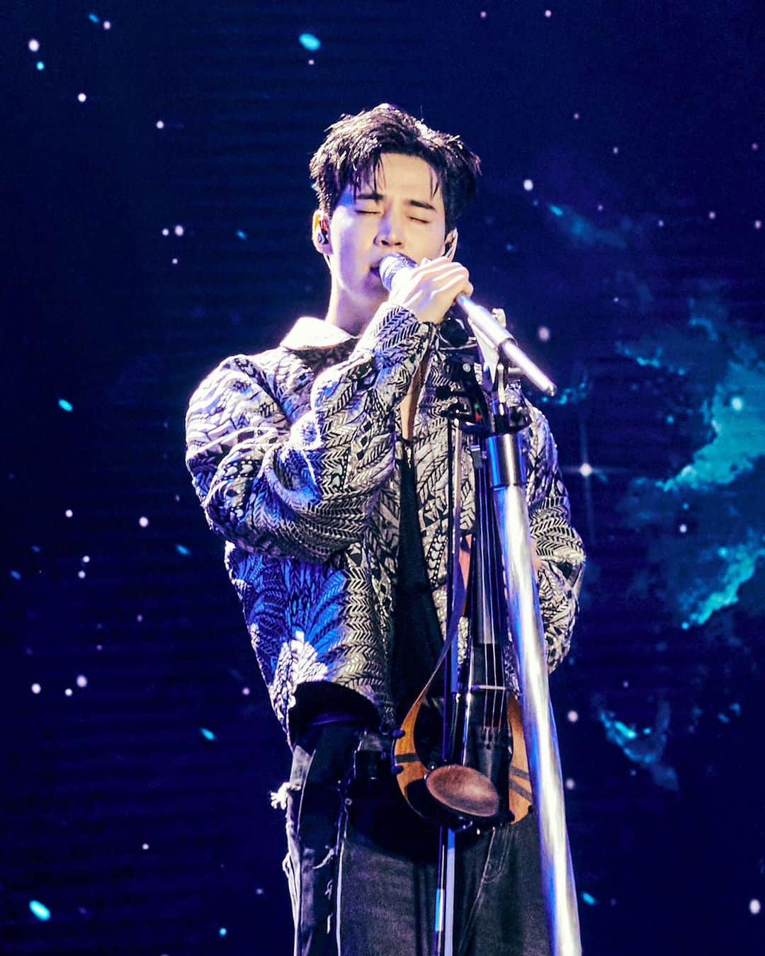 ヘンリーのインスタグラム：「You guys make me shine 🌌」