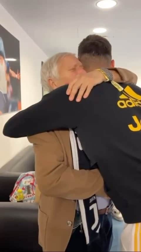 アルカディウシュ・ミリクのインスタグラム：「Ho incontrato finalmente il signor Antonio, che qualche settimana fa era stato il protagonista di un video in cui si commuoveva appena entrato nello Juventus Stadium. Quanto è bello il calcio e quante emozioni riesca a dare. Buona domenica e Forza Juve ⚫️⚪️」