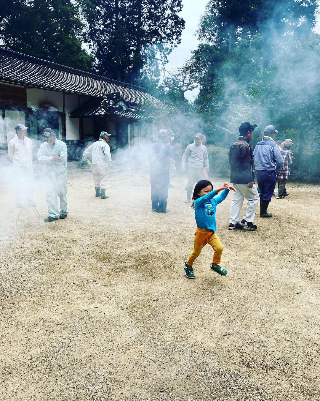 三宅洋平のインスタグラム：「昨年のしめ飾りなど燃やす煙の中 各地区総代さんらにかこまれて 跳ねる大晴 今日は祭りに備えたお宮掃除の日でした  #岡山 #吉備中央町 #化氣神社 #加茂大祭」