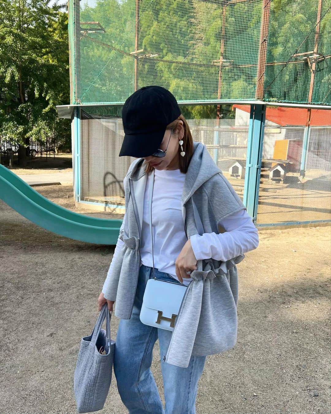 rinさんのインスタグラム写真 - (rinInstagram)「⁡ ⁡ ⁡ 昨日は10日に　@baybeeonline_ から 発売のフリルフーディを着て🤍 ⁡ 羽織に便利すぎる👌 ⁡ フリフリ具合も最高🫰🫰🫰 ⁡ アクティブDAYにも最適で 着回し力も高め‼︎ アクティブDAYに悩んだらこれ 着とくか‼︎って思って頂けたら嬉しい🥰 ⁡ しかし昨日は楽しかったなぁ🤤(余韻) ⁡ マザー達は餌やりが楽しくて 仕方なかった🐐🐖🐂 ⁡ ⁡ ⁡ ⁡ ⁡ ⁡ ⁡ ⁡ ⁡ ⁡ #fashion#ootd#outfit#coordinate#baybeeonline#pionunnal#glowplus#hermes#ファッション#コーディネート#コーデ#ママコーデ#休日#淡路島」10月8日 22時02分 - rinrin87