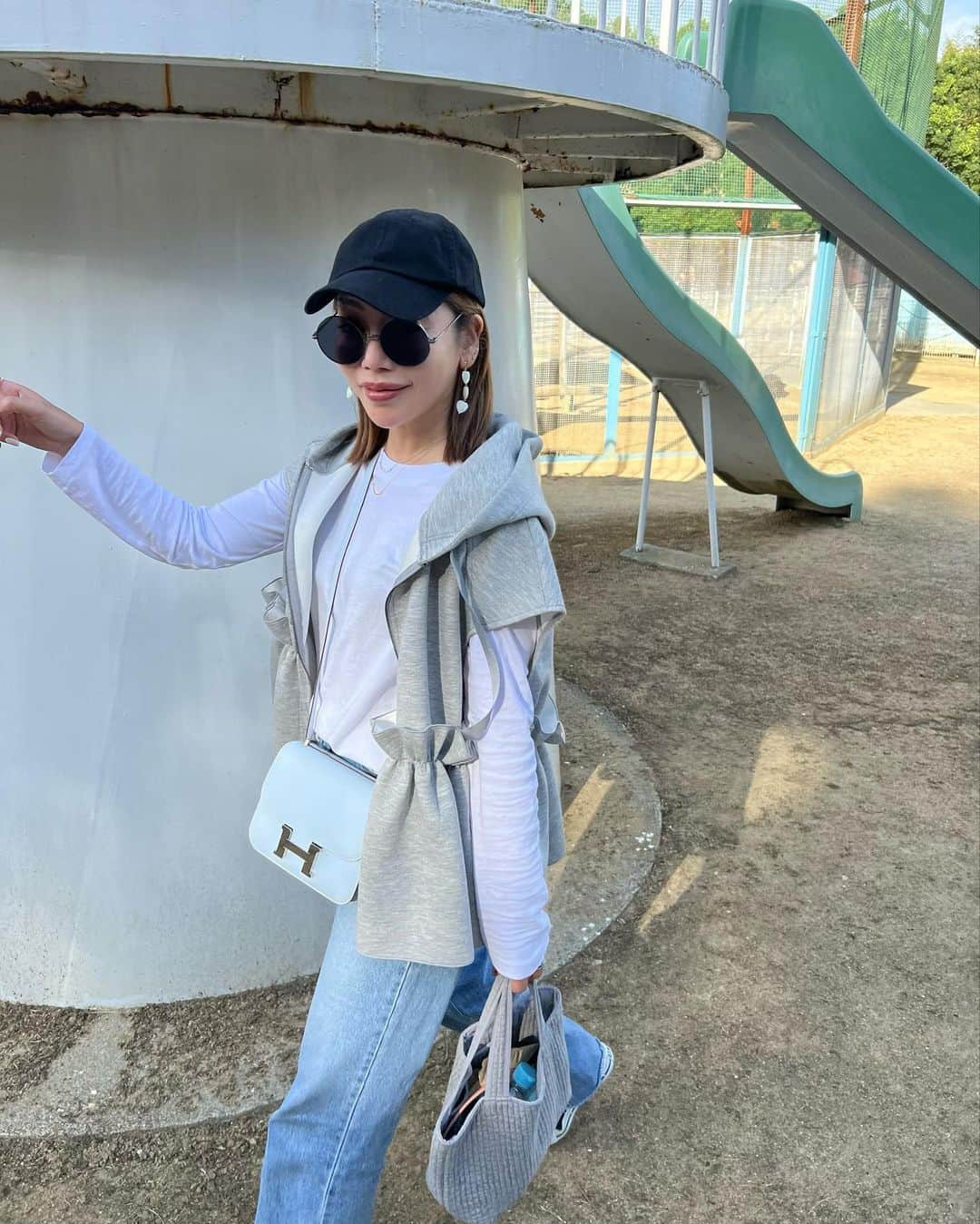 rinさんのインスタグラム写真 - (rinInstagram)「⁡ ⁡ ⁡ 昨日は10日に　@baybeeonline_ から 発売のフリルフーディを着て🤍 ⁡ 羽織に便利すぎる👌 ⁡ フリフリ具合も最高🫰🫰🫰 ⁡ アクティブDAYにも最適で 着回し力も高め‼︎ アクティブDAYに悩んだらこれ 着とくか‼︎って思って頂けたら嬉しい🥰 ⁡ しかし昨日は楽しかったなぁ🤤(余韻) ⁡ マザー達は餌やりが楽しくて 仕方なかった🐐🐖🐂 ⁡ ⁡ ⁡ ⁡ ⁡ ⁡ ⁡ ⁡ ⁡ ⁡ #fashion#ootd#outfit#coordinate#baybeeonline#pionunnal#glowplus#hermes#ファッション#コーディネート#コーデ#ママコーデ#休日#淡路島」10月8日 22時02分 - rinrin87