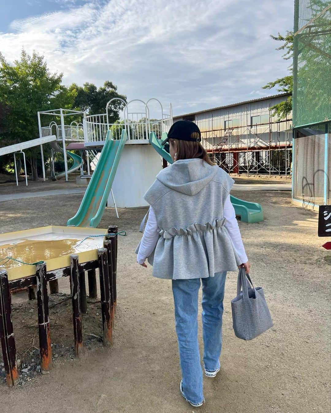 rinのインスタグラム：「⁡ ⁡ ⁡ 昨日は10日に　@baybeeonline_ から 発売のフリルフーディを着て🤍 ⁡ 羽織に便利すぎる👌 ⁡ フリフリ具合も最高🫰🫰🫰 ⁡ アクティブDAYにも最適で 着回し力も高め‼︎ アクティブDAYに悩んだらこれ 着とくか‼︎って思って頂けたら嬉しい🥰 ⁡ しかし昨日は楽しかったなぁ🤤(余韻) ⁡ マザー達は餌やりが楽しくて 仕方なかった🐐🐖🐂 ⁡ ⁡ ⁡ ⁡ ⁡ ⁡ ⁡ ⁡ ⁡ ⁡ #fashion#ootd#outfit#coordinate#baybeeonline#pionunnal#glowplus#hermes#ファッション#コーディネート#コーデ#ママコーデ#休日#淡路島」