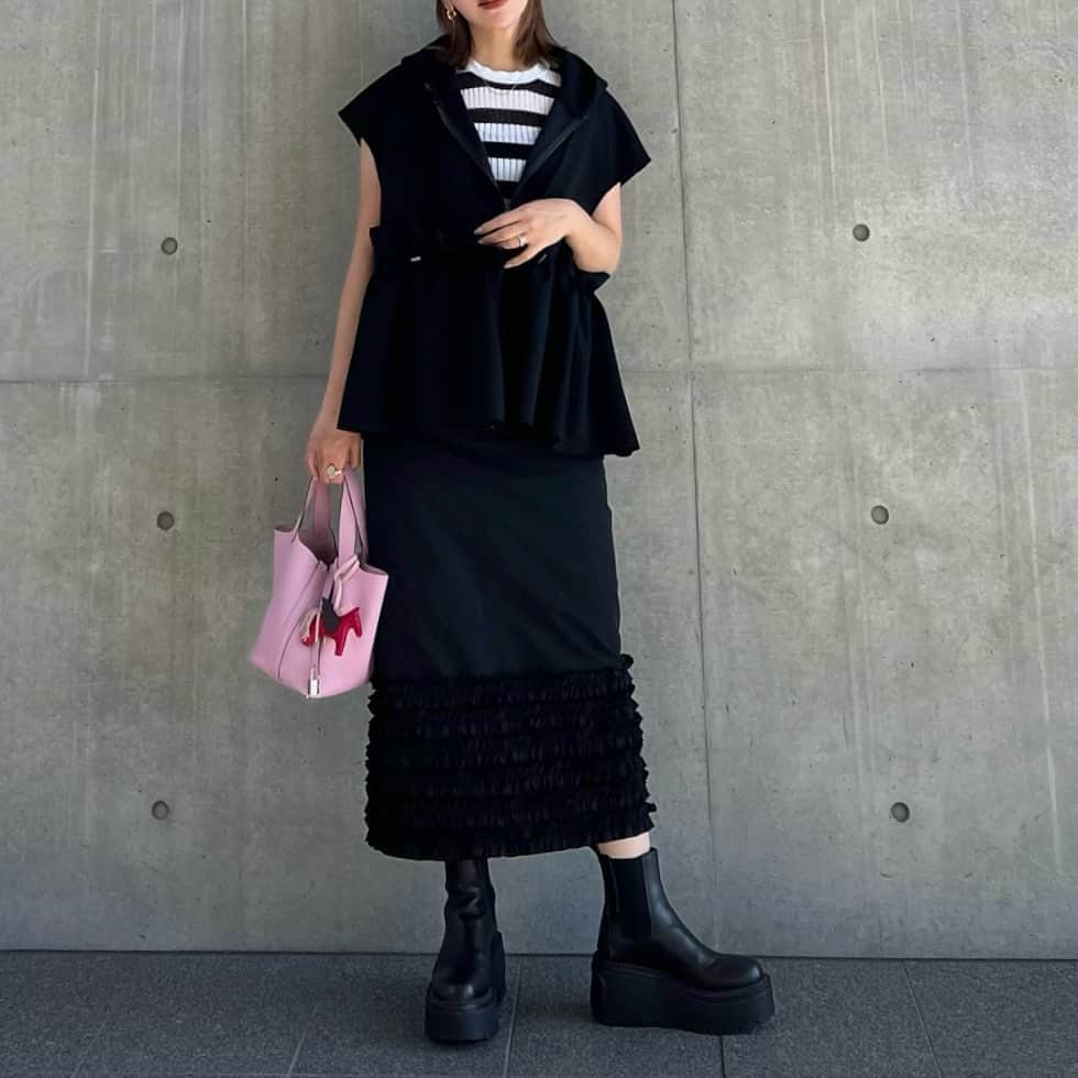 rinのインスタグラム：「⁡ ⁡ ⁡ ⁡ ⁡ フリルフーディ大活躍👏 ⁡ この日は🎂スカートと着てた‼︎ 何を隠そうこのスカートも 好きすぎてかなり着てる。 ⁡ ⁡ bonding frill hoodie 10.10(tue)21:00 on sale @baybeeonline_  ⁡ ⁡ かんちゃん寝てる間に下書きいっぱい したからまだupしよか分けようか 悩んでる🫡🫡🫡 ⁡ ⁡ ⁡ ⁡ ⁡ ⁡ ⁡ ⁡ #fashion#ootd#outfit#coordinate#baybeeonline#glowplus#hermes#valentino#ファッション#コーディネート#コーデ#エルメス#ピコタン#ママコーデ」