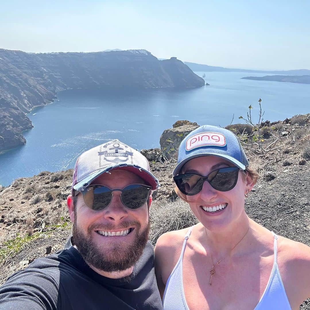 ティレル・ハットンのインスタグラム：「Hiking, 🍺 & a gyros coma 🇬🇷✅」