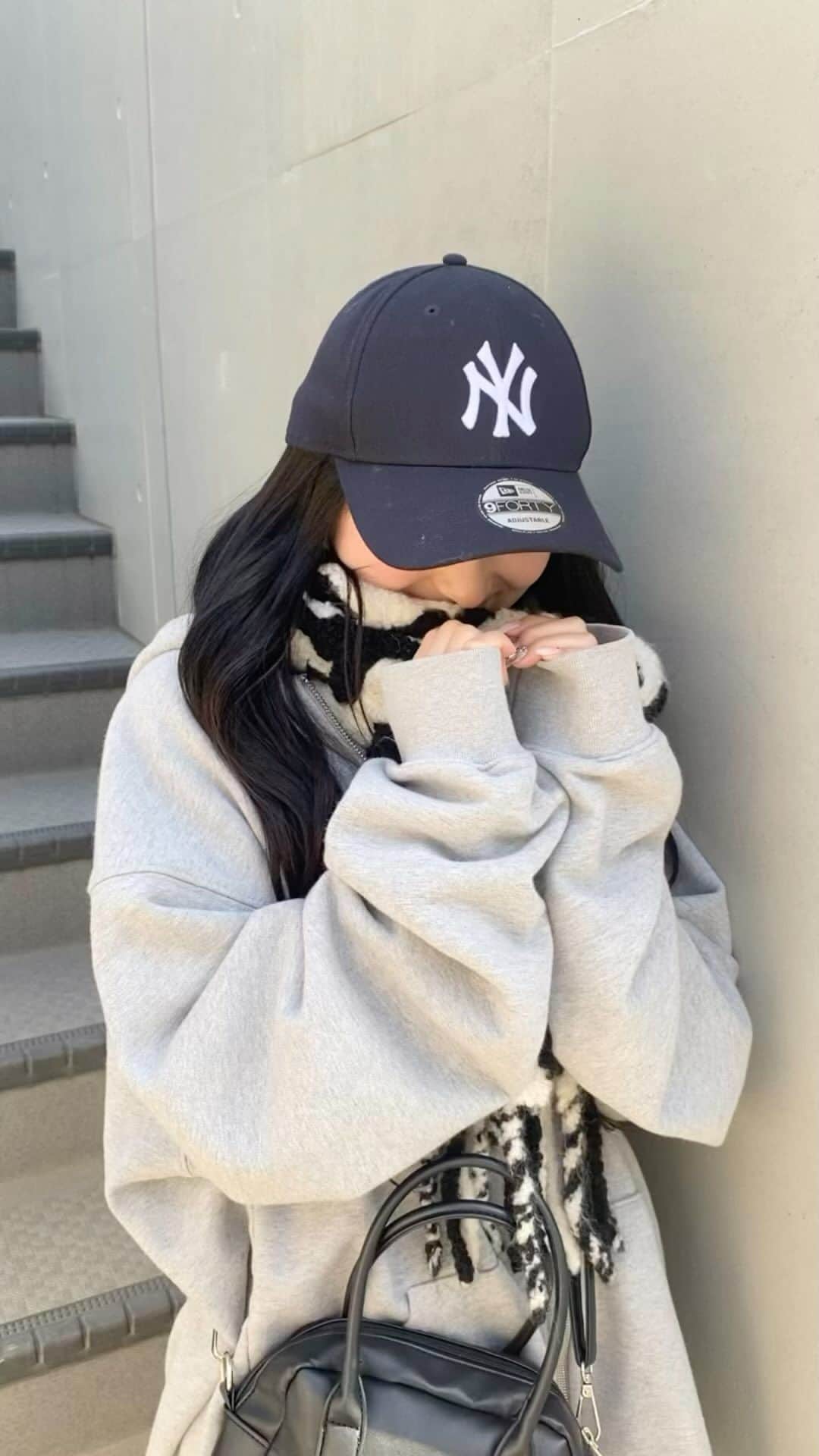 のインスタグラム：「なんて言ってるかわかる？笑 ⁡ ⁡ ⁡ ⁡ ⁡ ＿＿＿＿＿＿＿＿＿＿＿＿＿＿＿＿＿＿＿＿＿＿ ⁡ #오오티디 #데일리룩 #韓国ファッション #y2k #newjeans #平成ギャル #韓国ギャル #韓国ヘア #ロングヘア #シールエクステ  #フルバング #シースルー前髪 #韓国前髪 #ヨシンモリ #巻き髪アレンジ #巻き髪 #アイドル #グラビアアイドル #グラビア #パーカーコーデ #acnestudios」
