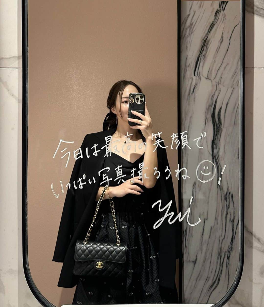 のインスタグラム：「. 昨日の余韻に浸ってたらもう夜になってた…🌔 そんな結婚式の翌日。  幸せな気持ちで心がいっぱい。 家族愛って素敵やなあって結婚式に参列させてもらう度に思う♡ それぞれ家族の色があって、どの家族も素敵☺️  どっちの夫婦も旦那さんも知ってるから より感動したな〜😢✨✨  朝から朝まで(笑)楽しんだ🍻🤣 思うことは投稿には書ききれないぐらいあるから それは直接伝えるけど 本当に本当に素敵な1日をありがとう🤍🕊️✨  自分の結婚式も楽しみになるなっ🥰 (予定は未定笑)  #結婚式 #結婚式コーデ #お呼ばれコーデ」