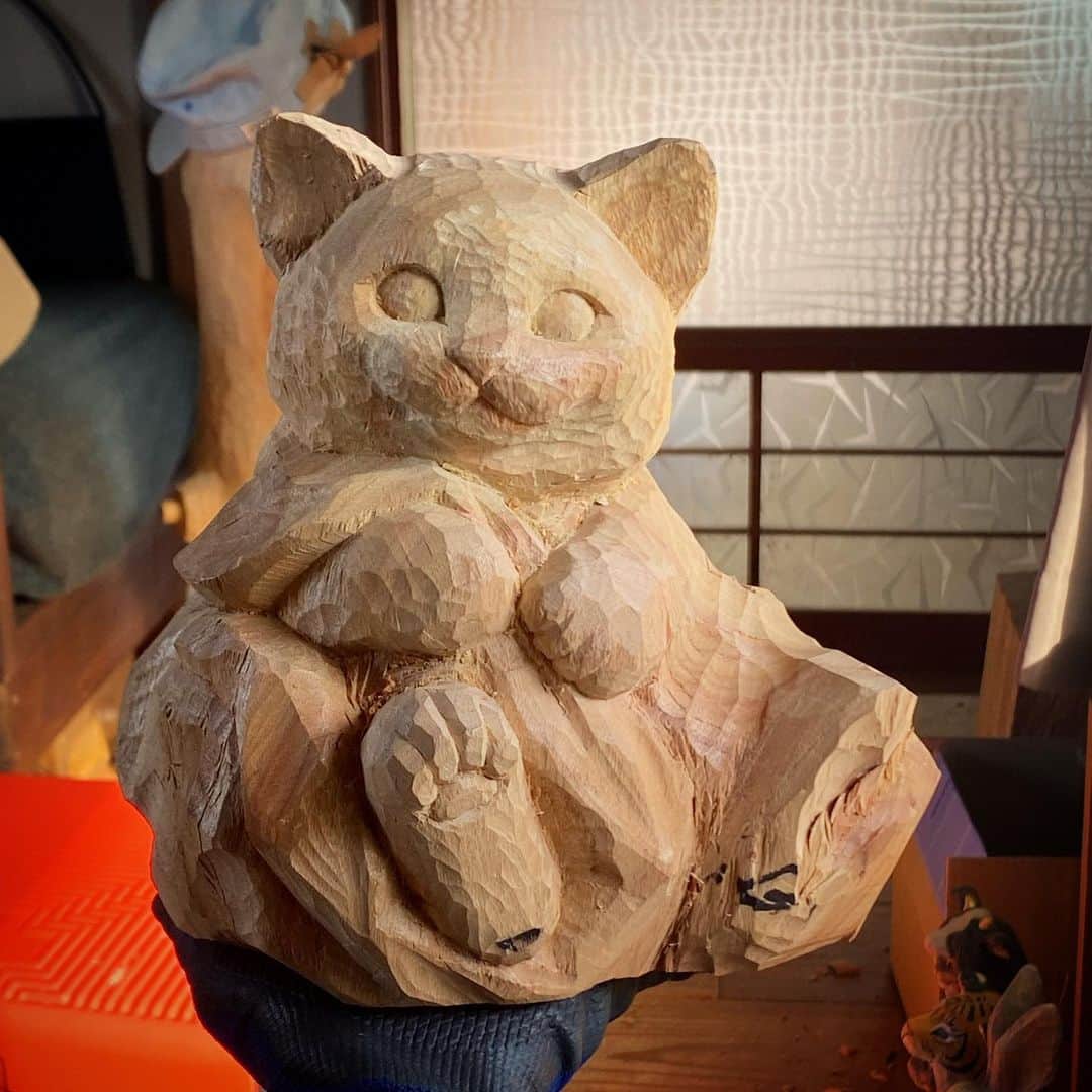 花房さくらさんのインスタグラム写真 - (花房さくらInstagram)「このくらいの大きさは、現実にいそうな感じがするから作っていてとても楽しいんだな。  でも、小さいのは小さいので楽しいのも事実。  1メートルくらいのもそれはそれで楽しい。  故に、彫刻制作はなんでも楽しい！！！！！  #制作中  #cat #sculpture #hanafusasakura」10月8日 22時09分 - sakura_hanafusa