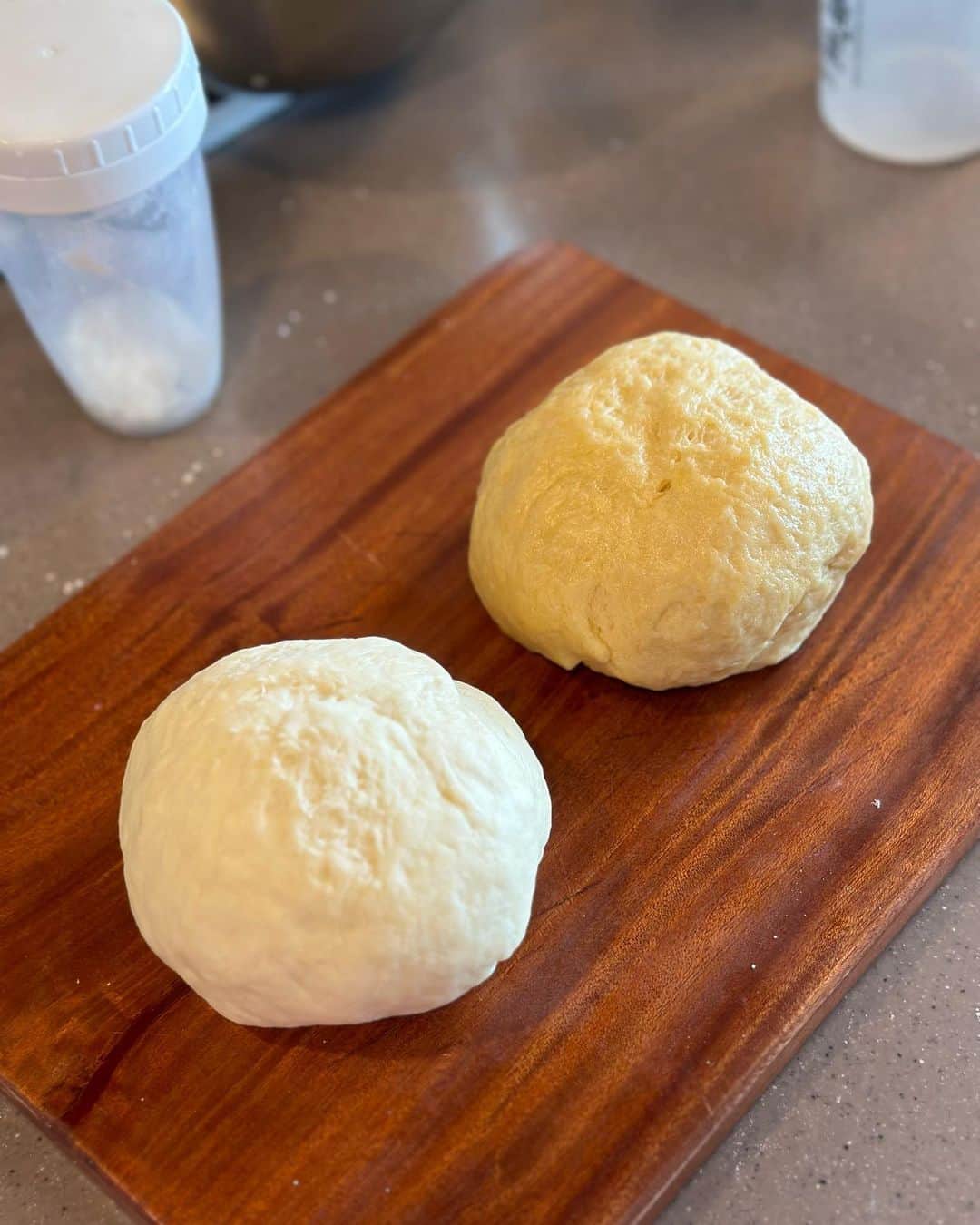 誠子さんのインスタグラム写真 - (誠子Instagram)「いらっしゃいませ、こんばんは。  栗パンを焼きました。中に栗ひとつ丸々入ってます お砂糖は使わずにはちみつを使って優しく甘く。 ざるに並べたら、とんでもなく可愛くなってうれしい🌰  パン生地とスコーン生地が 肉まんとピザまんにしか見えなくて、美味しそう。🙊🤍  #誠子食堂」10月8日 22時10分 - seiko_1204