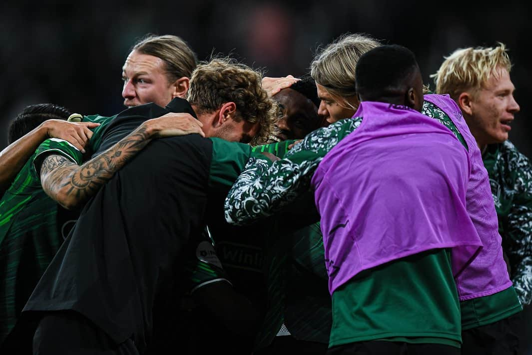 ジョン・コルドバさんのインスタグラム写真 - (ジョン・コルドバInstagram)「El derbi se queda en casa y con nuestra gente 💚🖤🐂⚽️」10月8日 22時11分 - jhoncordoba9