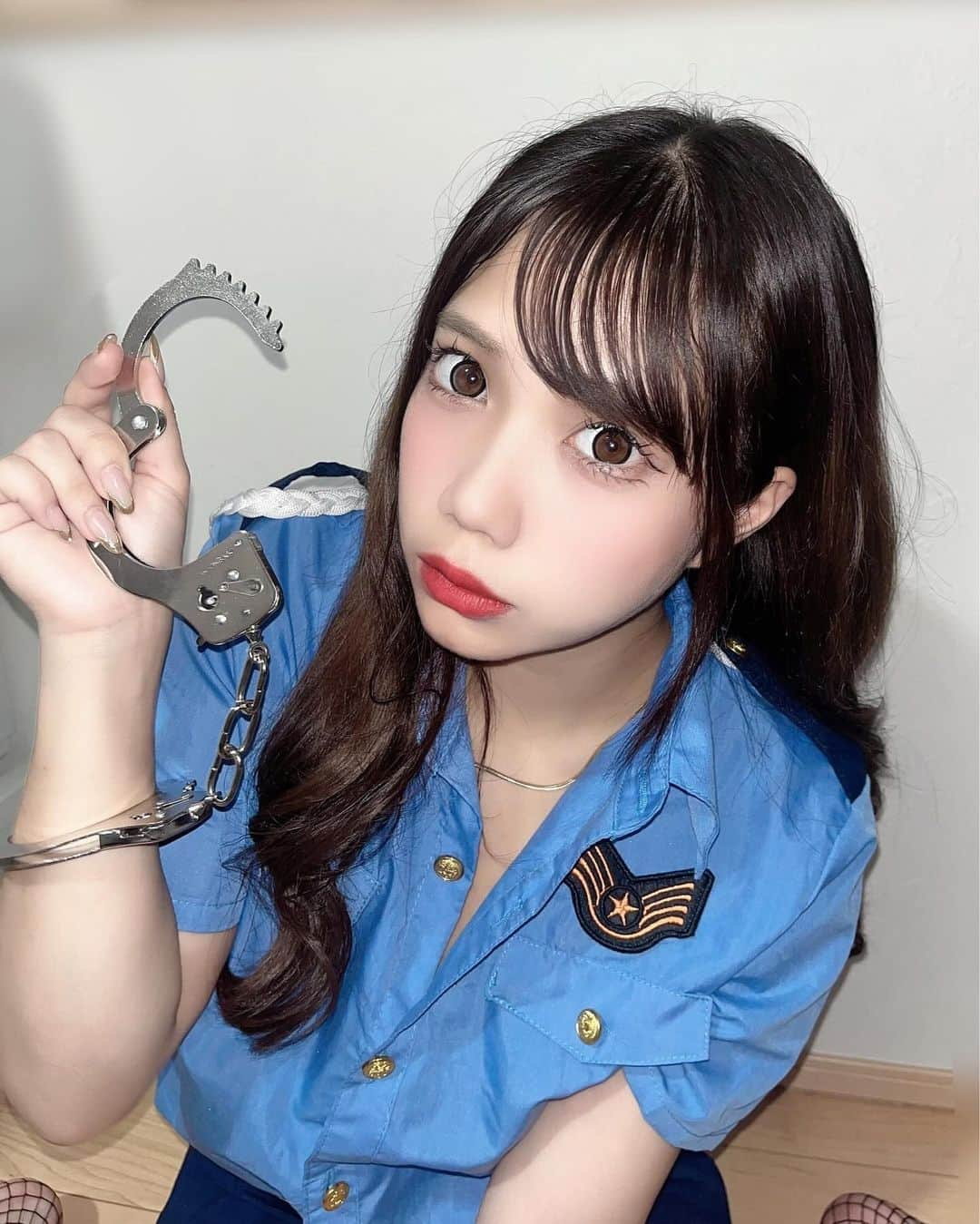 根路銘彩香のインスタグラム：「君のこと捕まえてリリのもんにしちゃお👮🏻‍♀️♡」