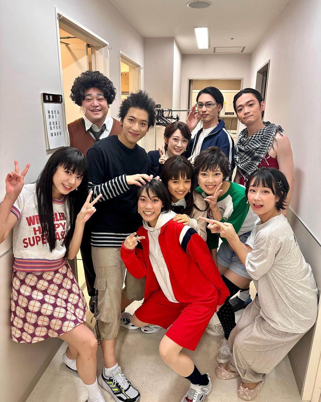 山崎玲奈さんのインスタグラム写真 - (山崎玲奈Instagram)「ミュージカル｢ #聲の形 ｣ 千秋楽無事終了しました〜✨️ ご観劇ありがとうございました‼️ 短い期間での公演でしたが、とても素敵な時間を過ごせました‼️ そして、西宮硝子に出会えたことに心から感謝しています✨ ・ 大好きなカンパニーの皆さんとの別れはとても寂しいです😭 本当にお世話になりました🙇‍♀️ ・ 1枚目は囲み取材後のショット🤩 2枚目は千秋楽頑張ろうねショット😎 ・ ・  #聲ミュ   #西宮硝子   #千秋楽   #ありがとうございました 😭」10月8日 22時14分 - renayamasaki07