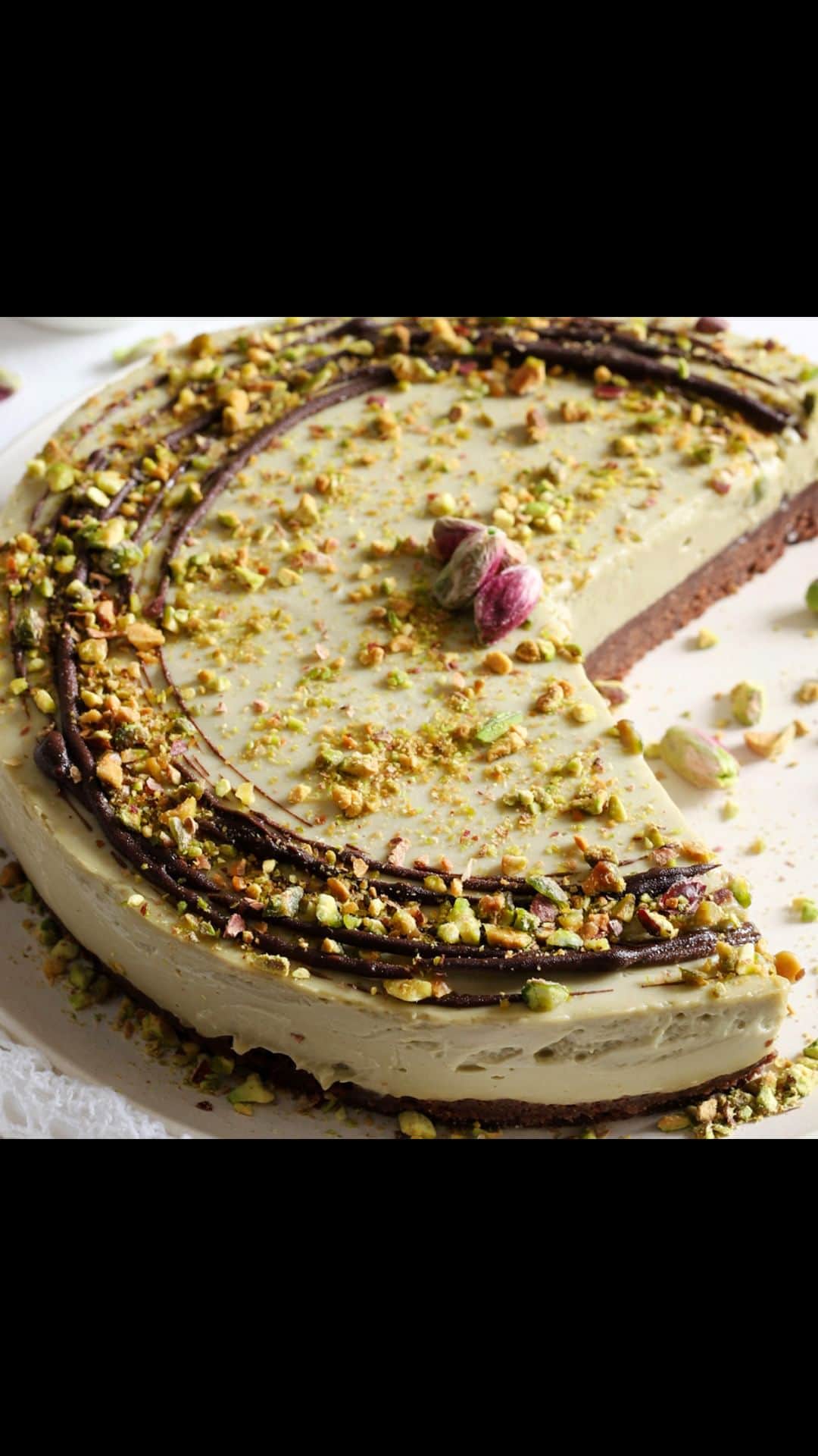 ELLE Germanyのインスタグラム：「Rezept für cremigen Pistazien Cheesecake – gelingt ganz ohne Backen! ✨  Credit: Getty Images #cake #kuchen #backen #rezepte #recipe」