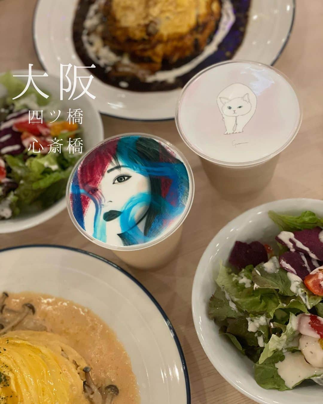 みかほさんのインスタグラム写真 - (みかほInstagram)「大阪旅行🚅💨 2日目のランチは # .icafeアメ村店に☕️🤍 @icafe.amemura  ⁡ ここのカフェの目玉は、 ラテドリンクにスマホの画像をプリント出来る「カフェプリ」！！！ プリントは、ドリンクとクッキーに できるよー🫶🫶 ⁡ 一緒に行った ちひろちゃんのイラストと @chii._._.ro  ⁡ yasunaさんのイラストを @__ya_su_na__  ⁡ カフェプリしてみました🎨☕*° 届いた瞬間テンション上がるのでおすすめ🥰💗 ⁡ 推し活で推しをプリントするのもよし🤍 好きなキャラクター 愛犬の写真などなどプリントして楽しもう🤍 ⁡ 注文したお料理は、 デミグラスオムライス  明太子オムライス (オムライスはサラダ付き🥗) ティラミス ⁡ 見た目だけじゃなくて料理もちゃんと美味しかった🤍🤍🤍 ⁡ 御手洗いには、おむつ交換台があったり ベビーカーも通りやすい店内構造になってたので ママ会にもおすすめだよ🫶 ⁡ #みかほのカフェ活 ⁡ 他の飲食店記録は @kuishinbou_mikaho に載せてるよ🥂𓂃◌𓈒𓐍 ⁡ PR @icafe.amemura  #カフェプリ #ラテプリ #推し活 #icafeアメ村店 #アメ村カフェ #心斎橋カフェ  #ラテアート  #yasuna  𖤣𖥧𖥣｡𖤣𖥧𖥣｡𓂃𓂃𓂃𓂃𓂃𓂃𓂃𖥣｡𖤥𖥧𖥣⋆* ⁡  気軽に𝙵𝚘𝚕𝚕𝚘𝚠 してね🤍  @mikahogram ⁡  いいね・コメント・保存   本当に嬉しいです🤍🕊 いつもありがとうございます⸜🌷︎⸝‍ ⁡ 𖤣𖥧𖥣｡𖤣𖥧𖥣｡𓂃𓂃𓂃𓂃𓂃𓂃𓂃𖥣｡𖤥𖥧𖥣⋆*」10月8日 22時23分 - mikahogram