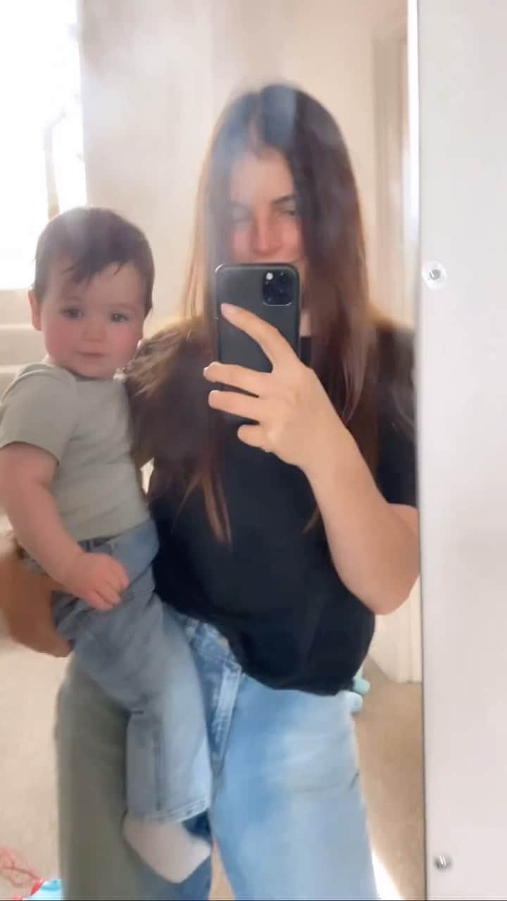 ジュリア・レストイン・ロイトフェルドのインスタグラム：「When Daddy’s been away on tour and we’re starting to lose it a bit 😛」