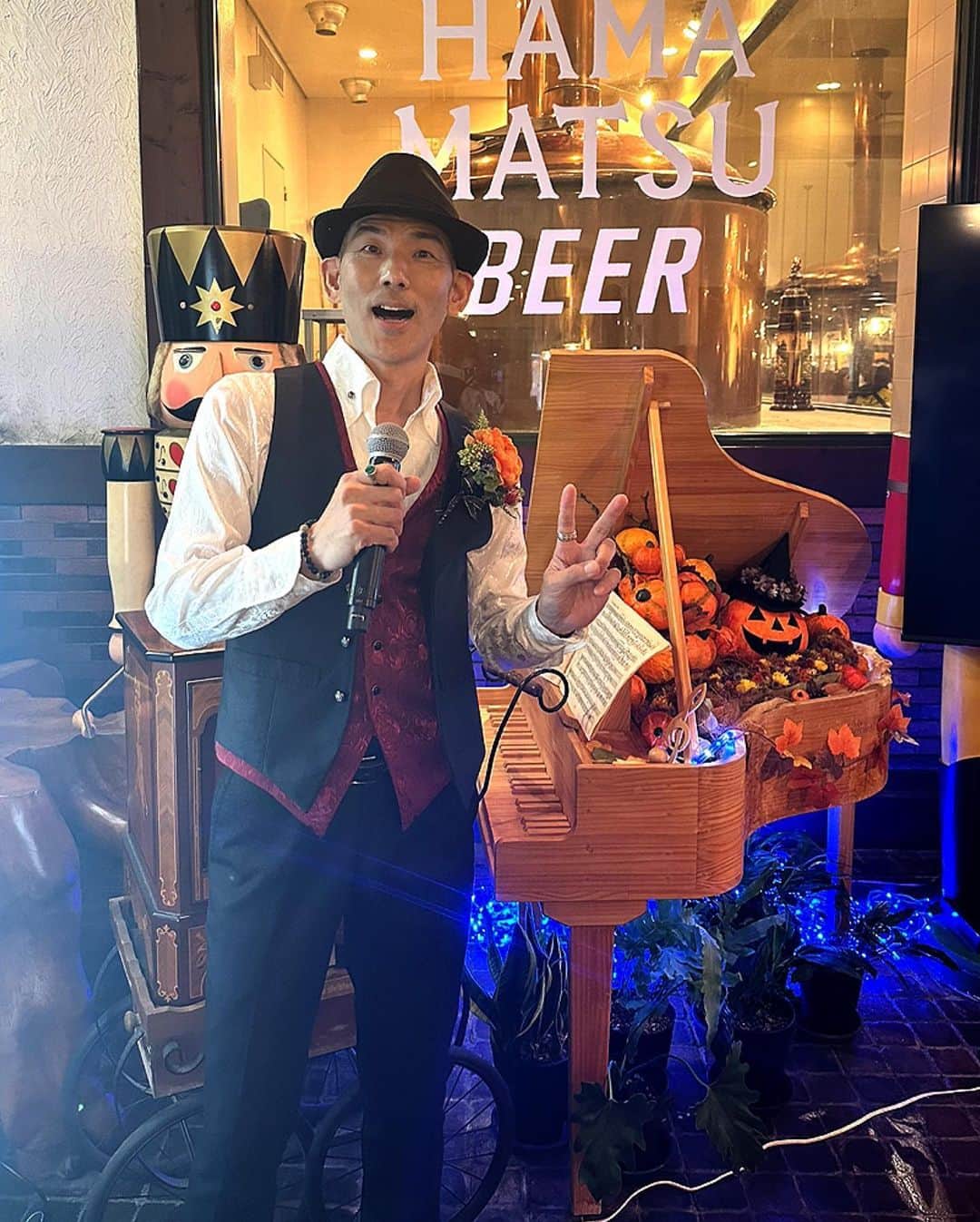 木山裕策さんのインスタグラム写真 - (木山裕策Instagram)「今日は浜松のビールレストラン「マイン・シュロス」さんにてデビュー15周年記念ディナーショーを行いました‼️  写真の通り本場ドイツさながらの本格的な会場に200名を超えるお客様にお越しいただき、こんなに盛り上がるとは‼️というくらい会場の皆さんと楽しい時間を過ごさせていただきました😆🍺🎉❣️  デビュー15周年記念ということで、僕の写真が入ったビールまで作っていただき、最後に超豪華な花束もいただきました☺️。今回の素敵な企画をしてくださった「マイン・シュロス」さん、そして観に来てくださったお客様、本当に本当にありがとうございましたー😭‼️」10月8日 22時23分 - kiyamayusaku