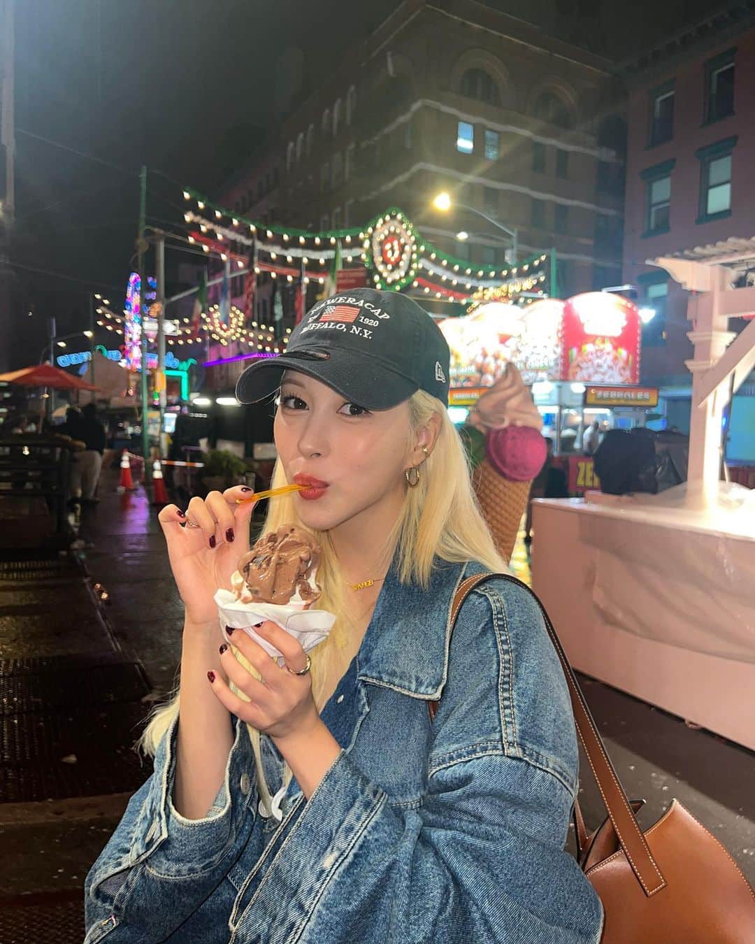 ダヨンのインスタグラム：「에헤 ㅇ헤ㅔ헿 맛있땨 아이스크리이이이임ㅁㅁ~~」